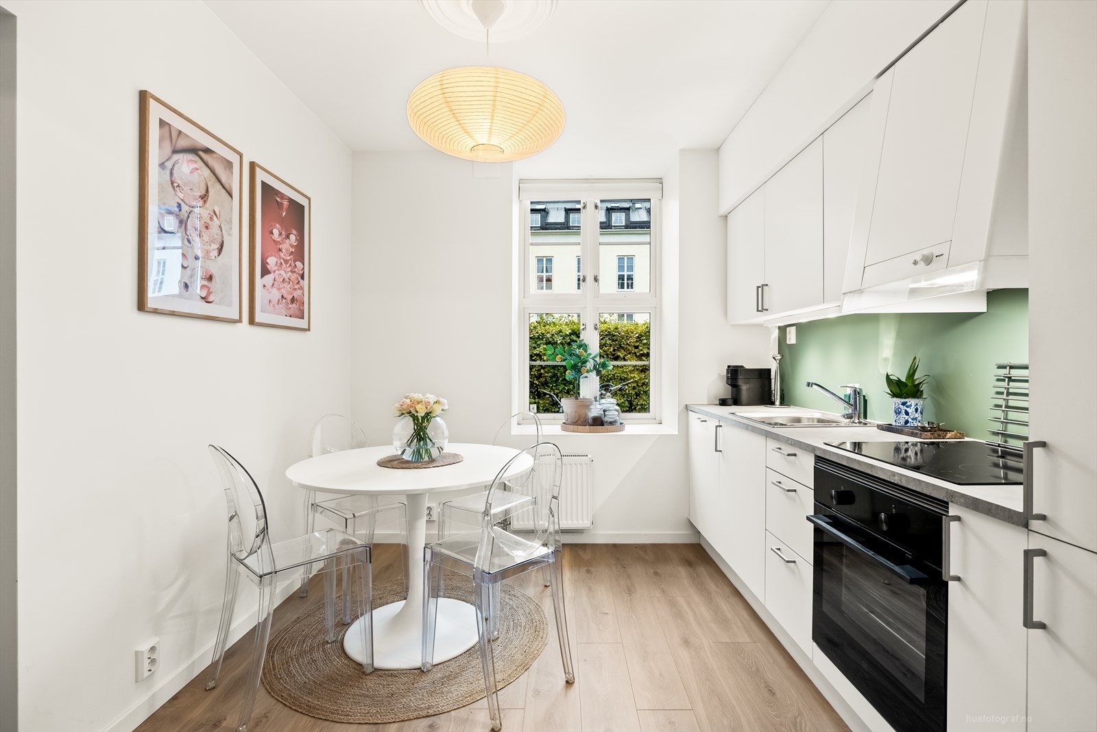 Det er plass til kjøkkenbord på kjøkkenet. Galleribilde