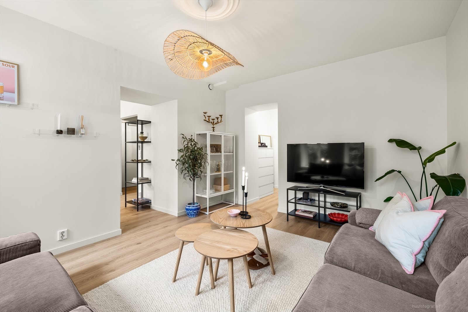 Pen stue med plass til sofa og bord. Galleribilde