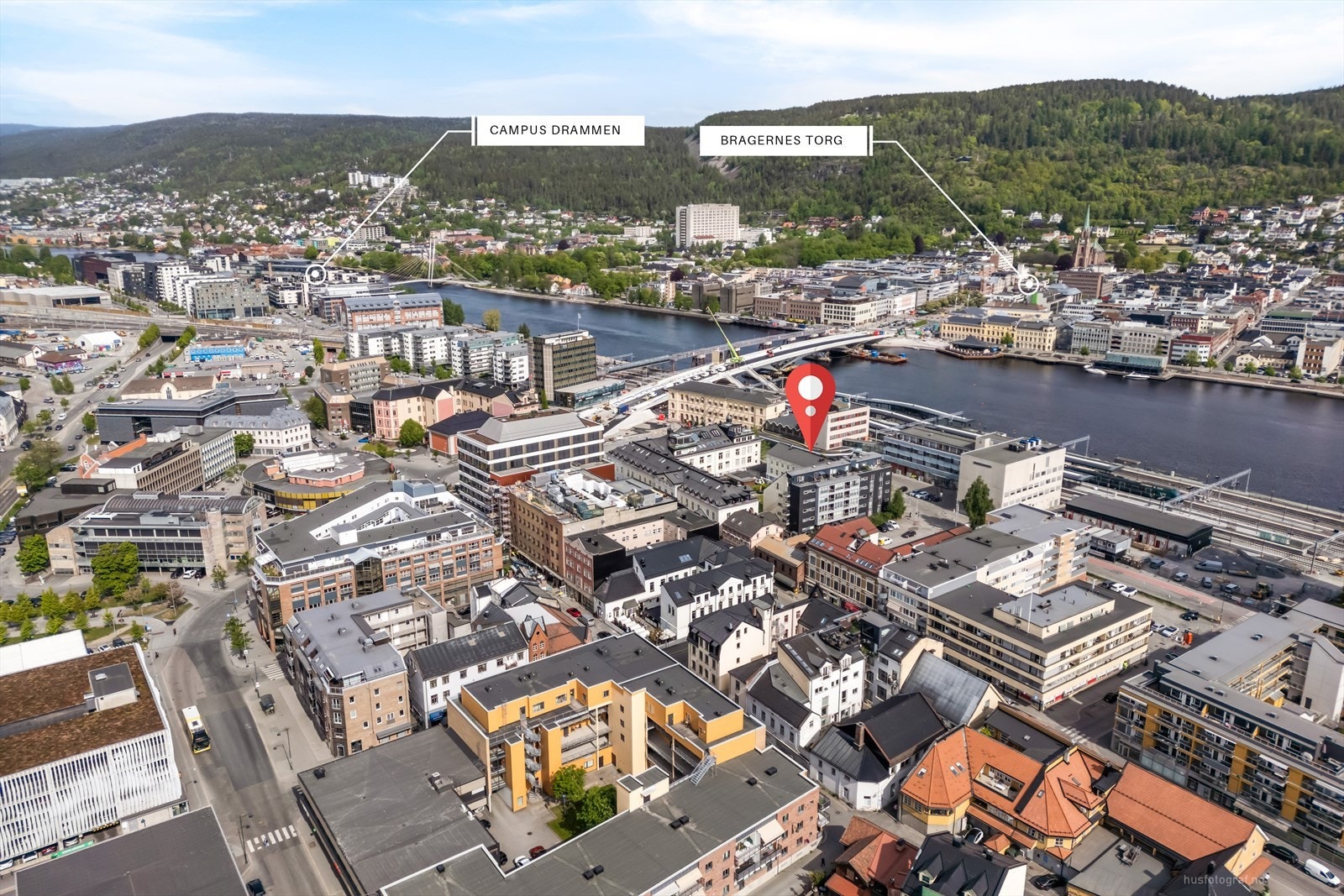 Leiligheten ligger meget sentralt på Strømsø med umiddelbar nærhet til et rikt utvalg av service- og underholdningstilbud. Dette er et fantastisk sted for deg som ønsker å bo svært sentralt med "nærhet til alt". Galleribilde