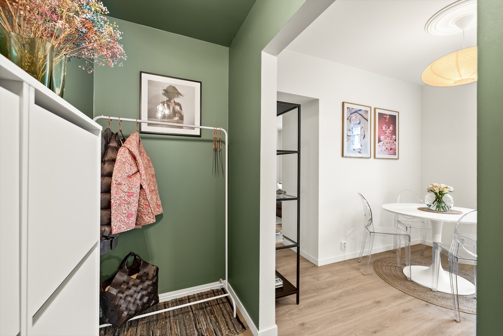 Her er det plass til å henge fra seg ytterklær. Galleribilde