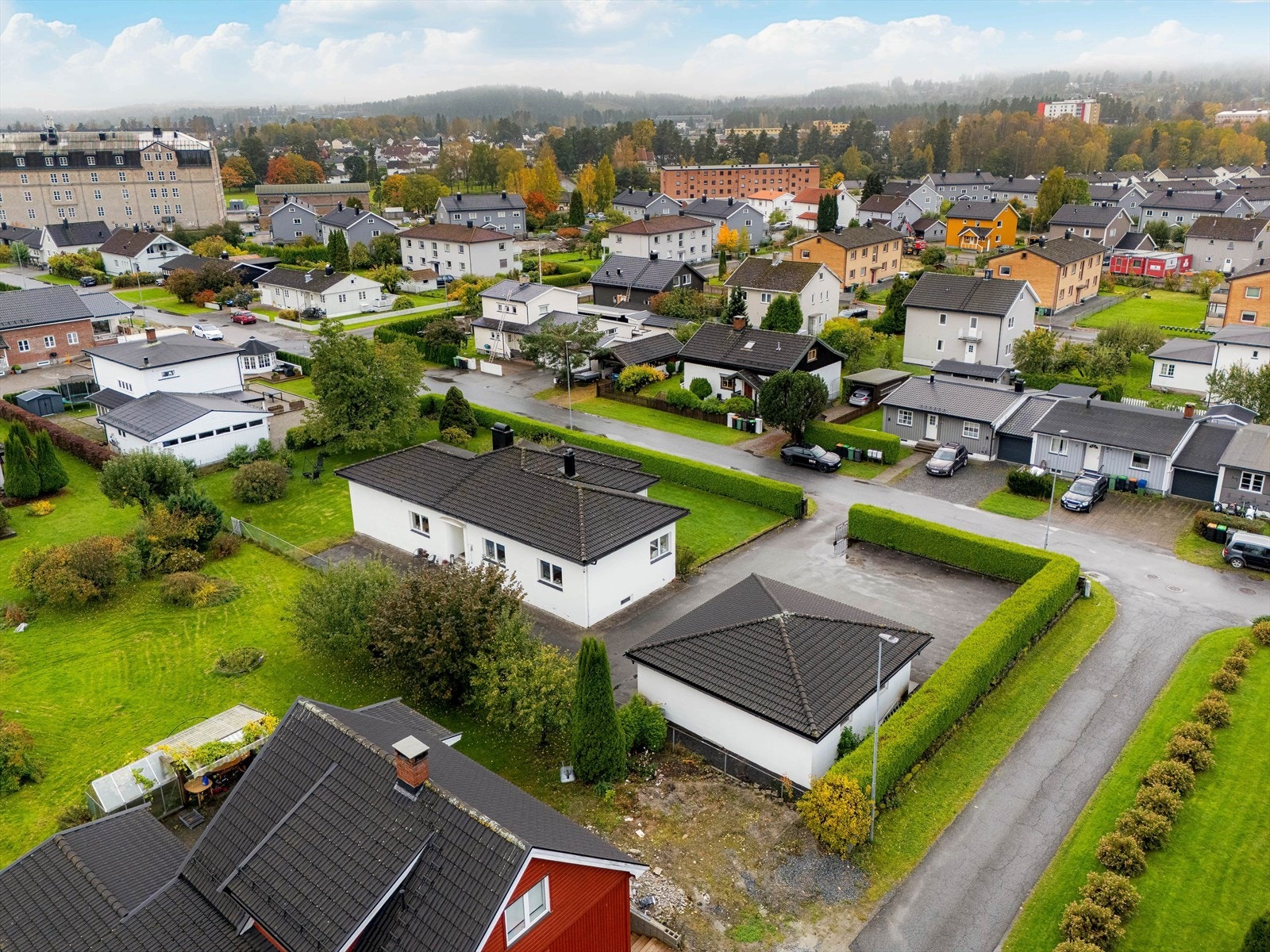 I nærområdet er også Herkules idrettspark og Skien Fritidspark. I tillegg flere fine tur- og rekreasjonsområder med området rundt Skien Fritidspark som har flotte og belyste turløyper, hvor det på vinterstid kjøres opp skiløyper. Galleribilde