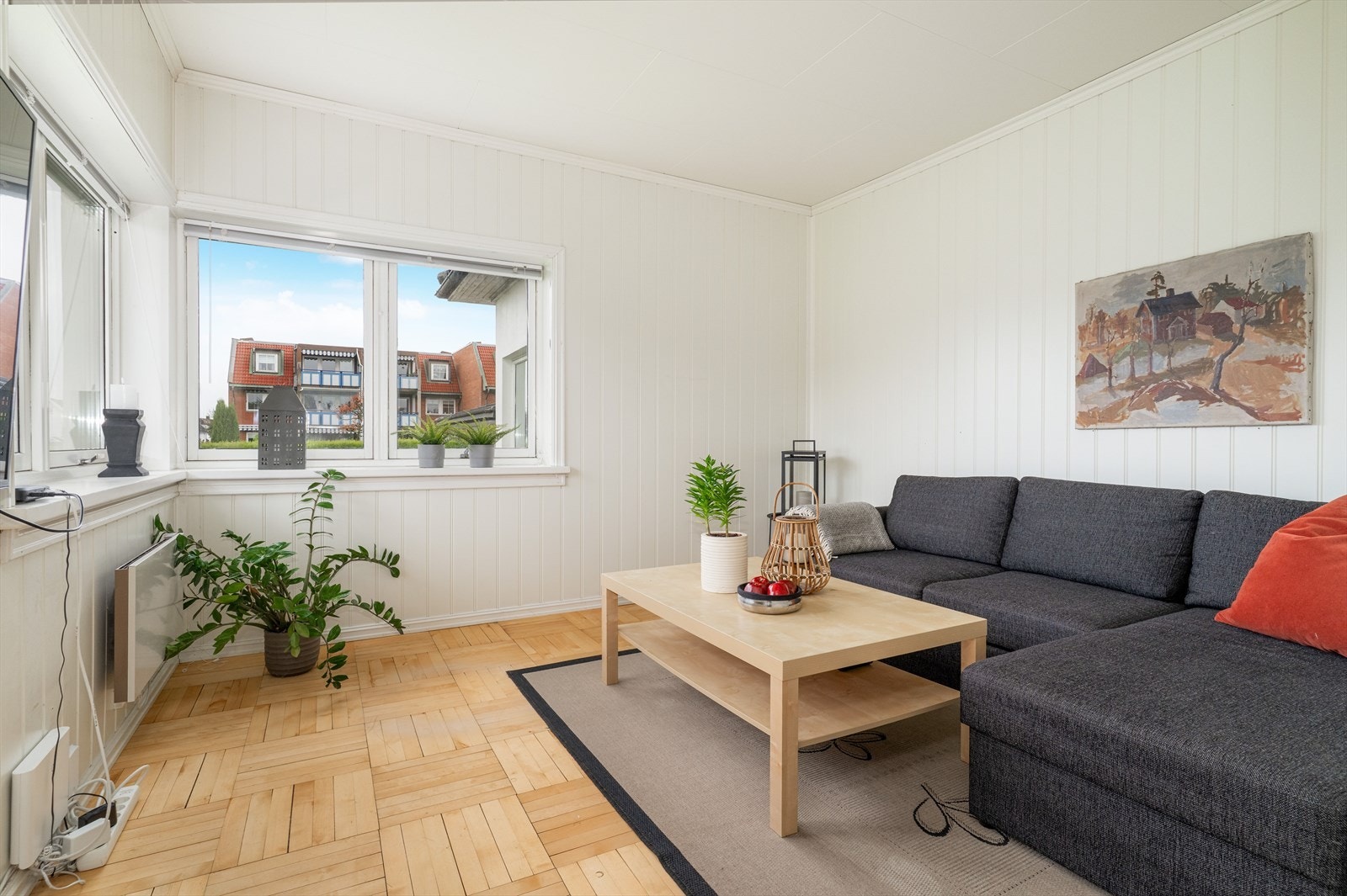 Innenfor dagligstuen ligger tv-stuen, et avskjermet og koselig rom som også kan benyttes til et ekstra soverom. Galleribilde