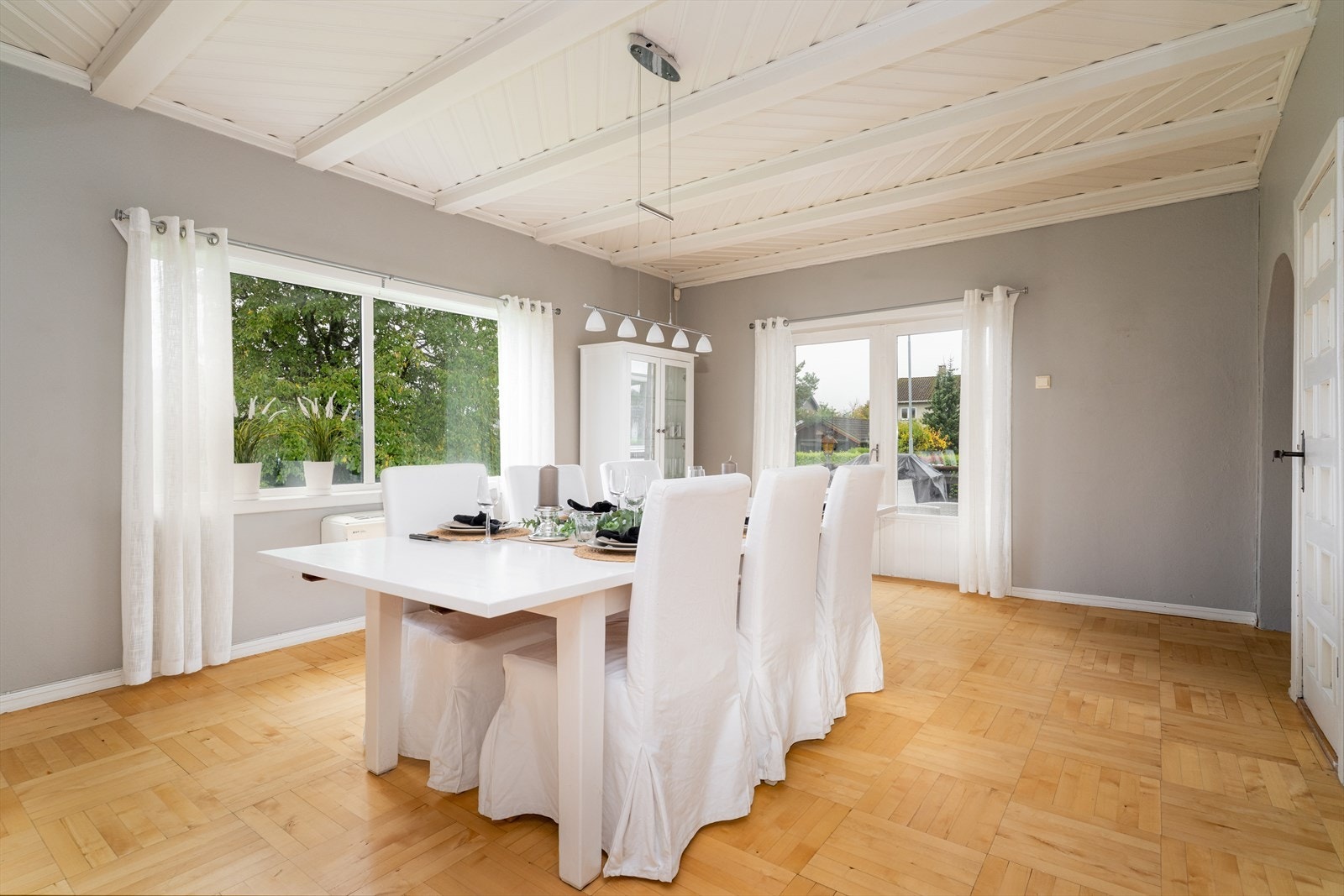 Spisestuen er lys og romslig, og har god plass til et langbord og hyggelig besøk. Varmepumpe. Galleribilde