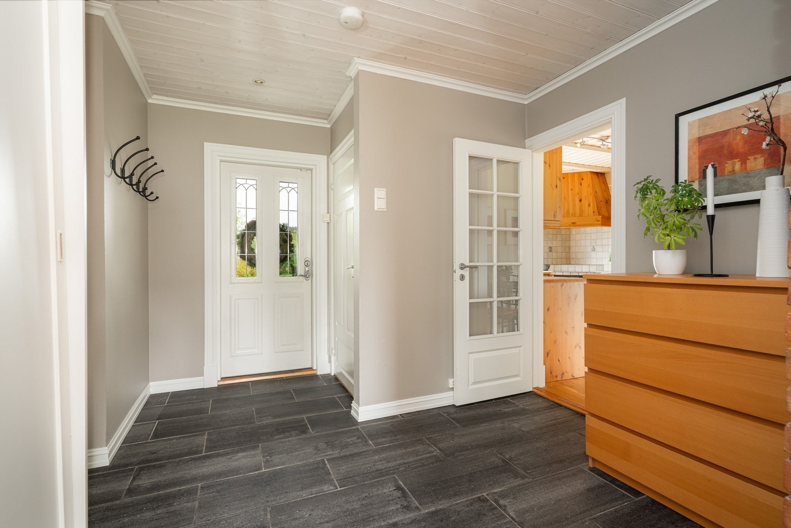 Lys og pen entré med flott ytterdør. Galleribilde