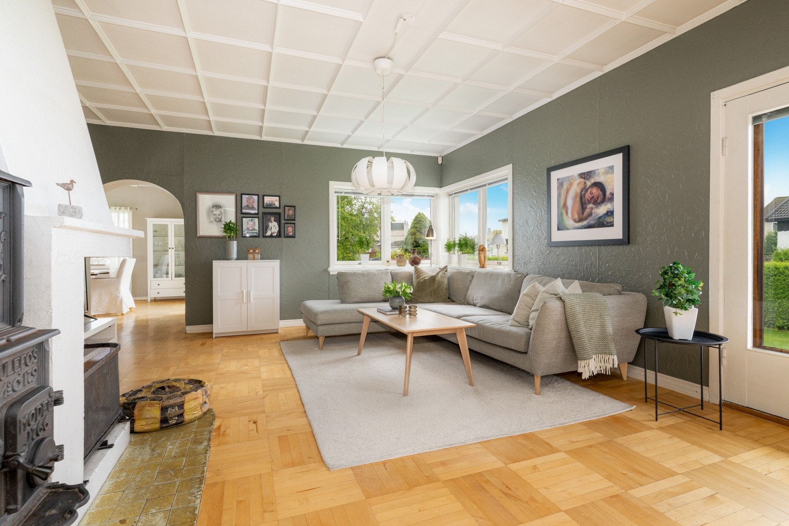 Deilig med 3 stuer hvorav denne har peis, vedovn og utgang til solrik hage. Galleribilde