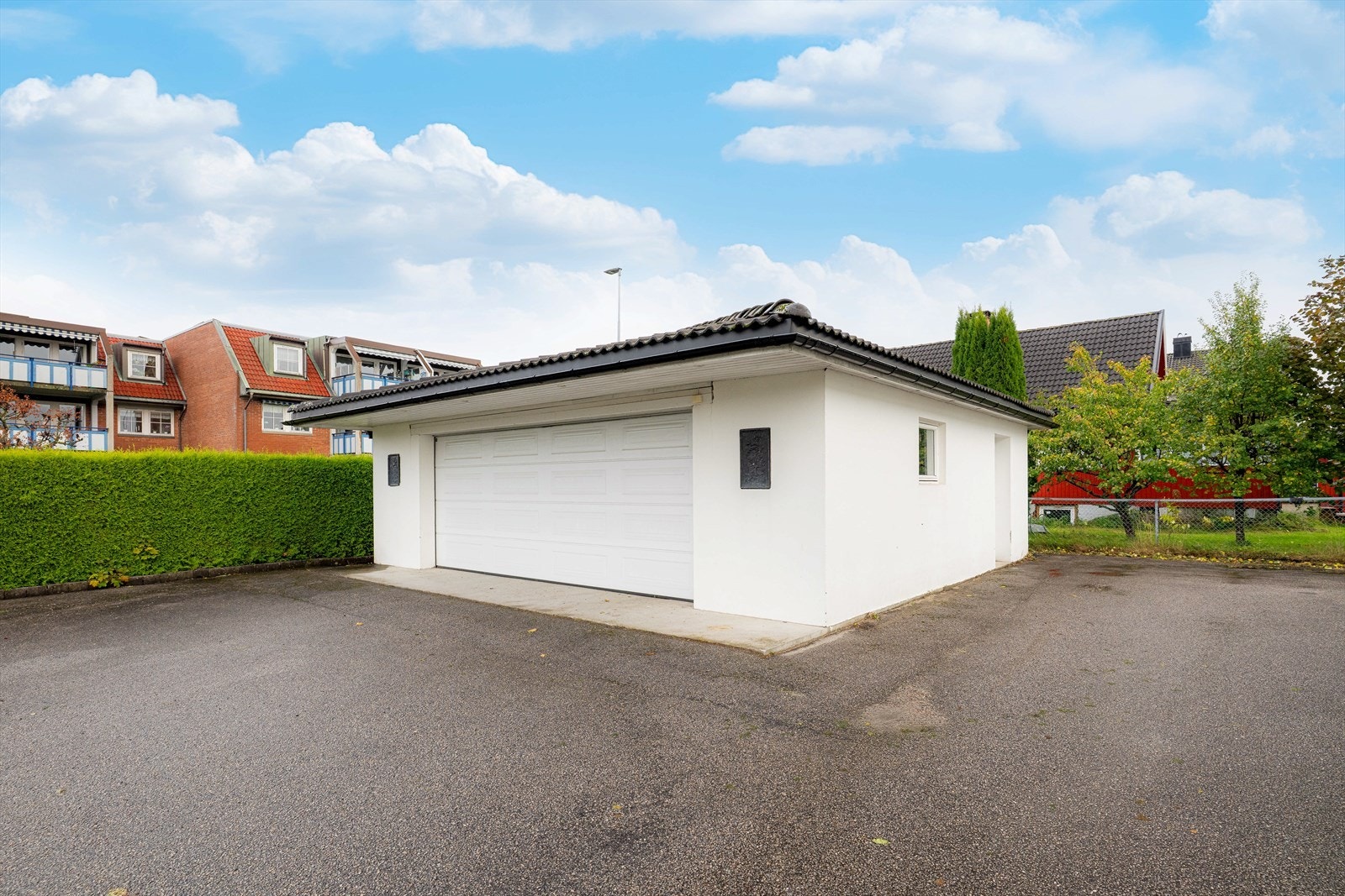 Garasjen er oppført i 2005 og er 59 kvm stor. Det er ellers stor asfaltert gårdsplass med gode parkeringsmuligheter. Galleribilde