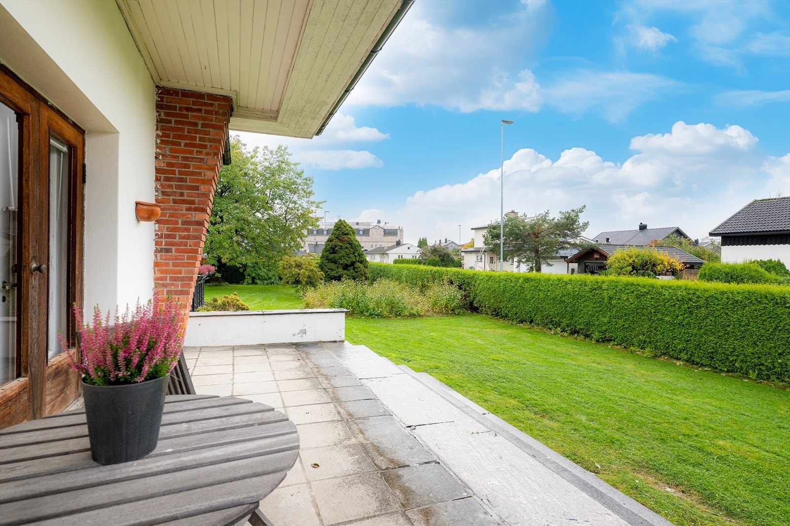 Her har boligen en pent opparbeidet hage og fine uteplasser. Med utgang fra stuen er det en overbygget uteplass med steinheller og trapp ned til hagen. Galleribilde