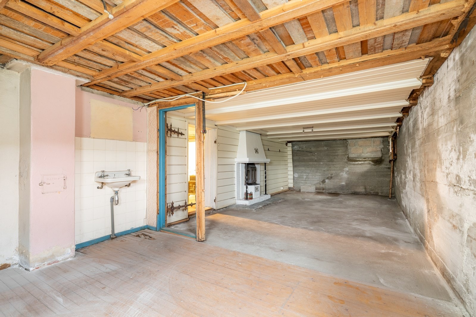 Kjelleretasjen er romslig og består av flere bodrom og et vaskerom. Galleribilde