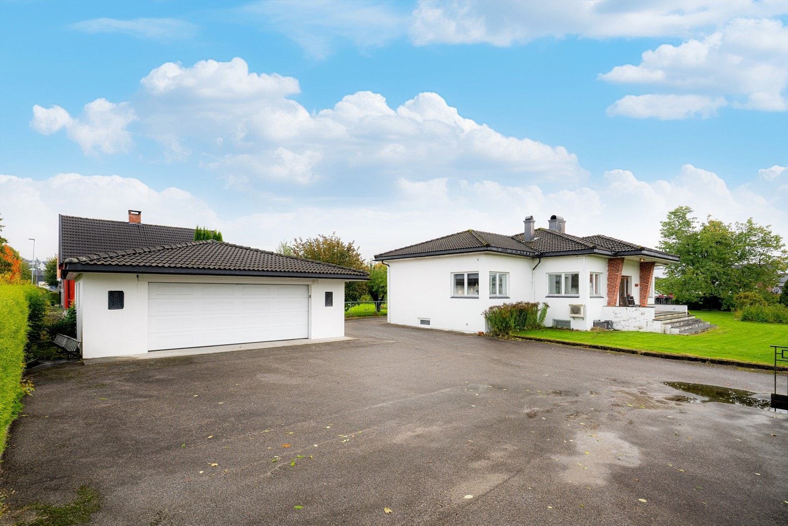 I tillegg til eneboligen er det oppført en dobbelgarasje på eiendommen. Galleribilde