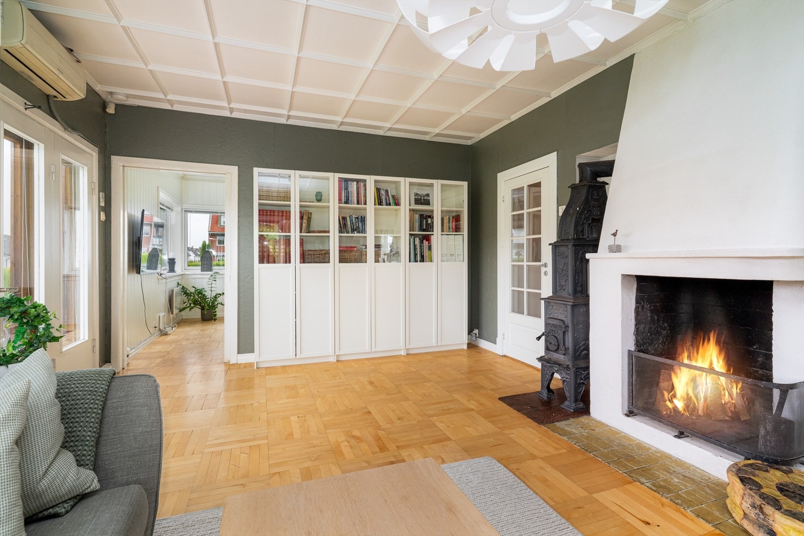 Boligen har en flott tredelt stue fordelt med dagligstue, tv-stue og spisestue. Stuene har gjennomgående gulv og pene overflater. I dagligstuen er det vedovn og åpen peis. Galleribilde