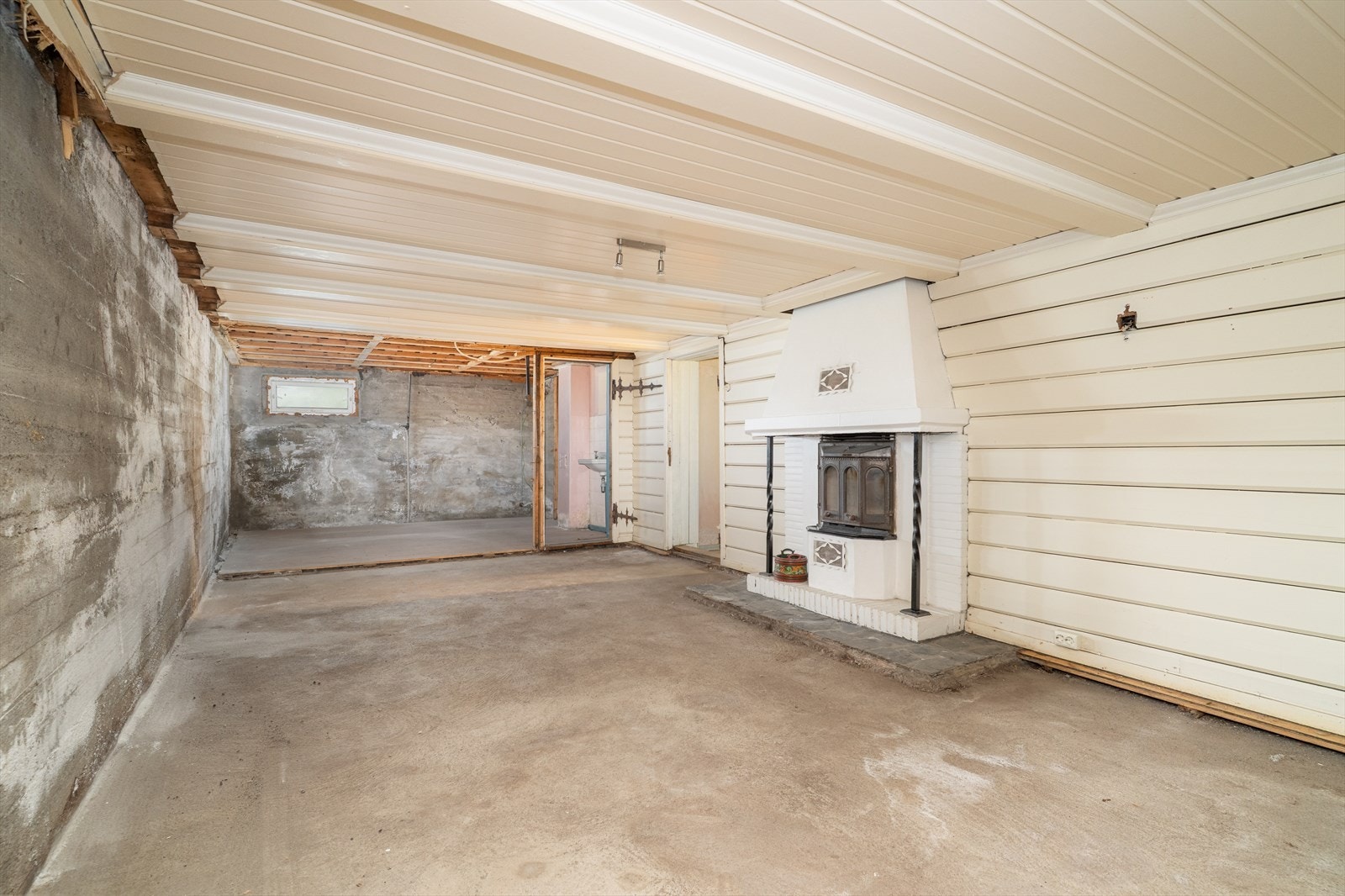 Et av rommene i kjelleretasjen har peis og har tidligere vært benyttet til peisstue. Rommet fremstår i dag som et kjellerrom, og evt. endring av bruk må omsøkes kommunen. Galleribilde