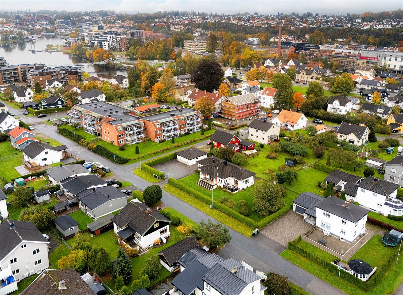 Gangavstand til Herkules kjøpesenter med et rikt utvalg av butikker, kafeer og Meny. For øvrig også kort gange inn til Skiens sentrumsgater med alle byens fasiliteter og servicetilbud, samt Skiens nye bydel Klosterøya med flere mat- og kulturtilbud. Galleribilde