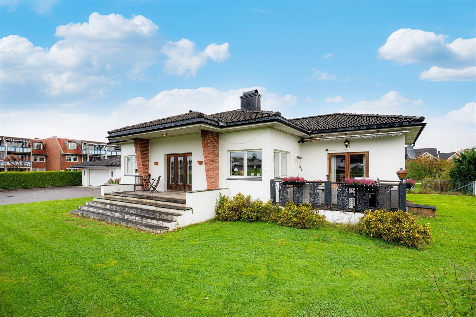 Boligen ligger sentralt og attraktivt til på Gimsøy med dagligvareforretninger og Herkules kjøpesenter i umiddelbar nærhet. Kort vei til barnehager og skoler, samt idrettsanlegg og flotte turområder. Kun en kort gåtur til Klosterøya og Skien sentrum. Galleribilde