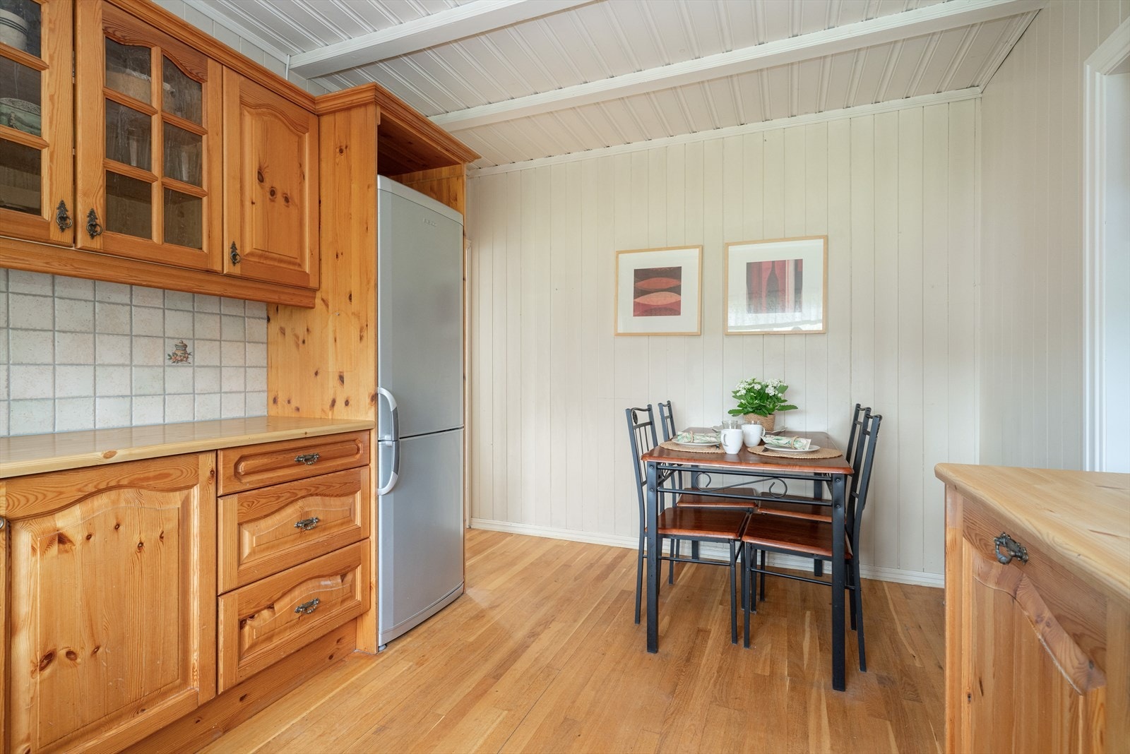 På kjøkkenet er det også plass til et spisebord. Galleribilde