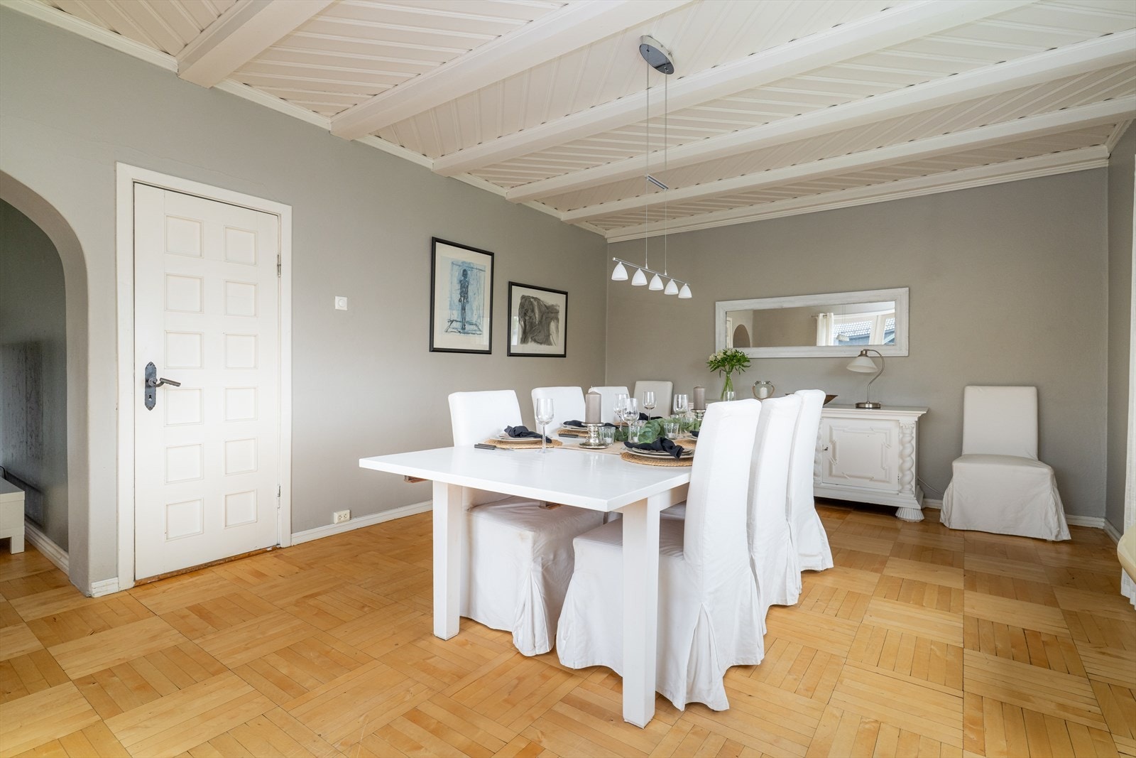 Spisestuen ligger fint til ved kjøkkenet. Galleribilde