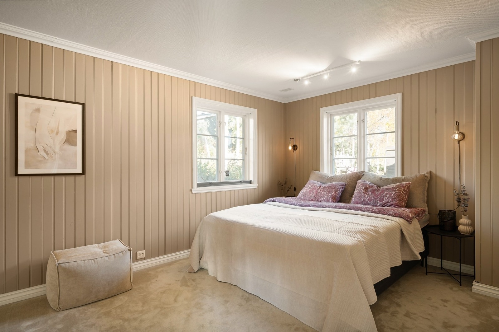 Soverom med moderne fargevalg og behagelig vegg til vegg teppe. Galleribilde