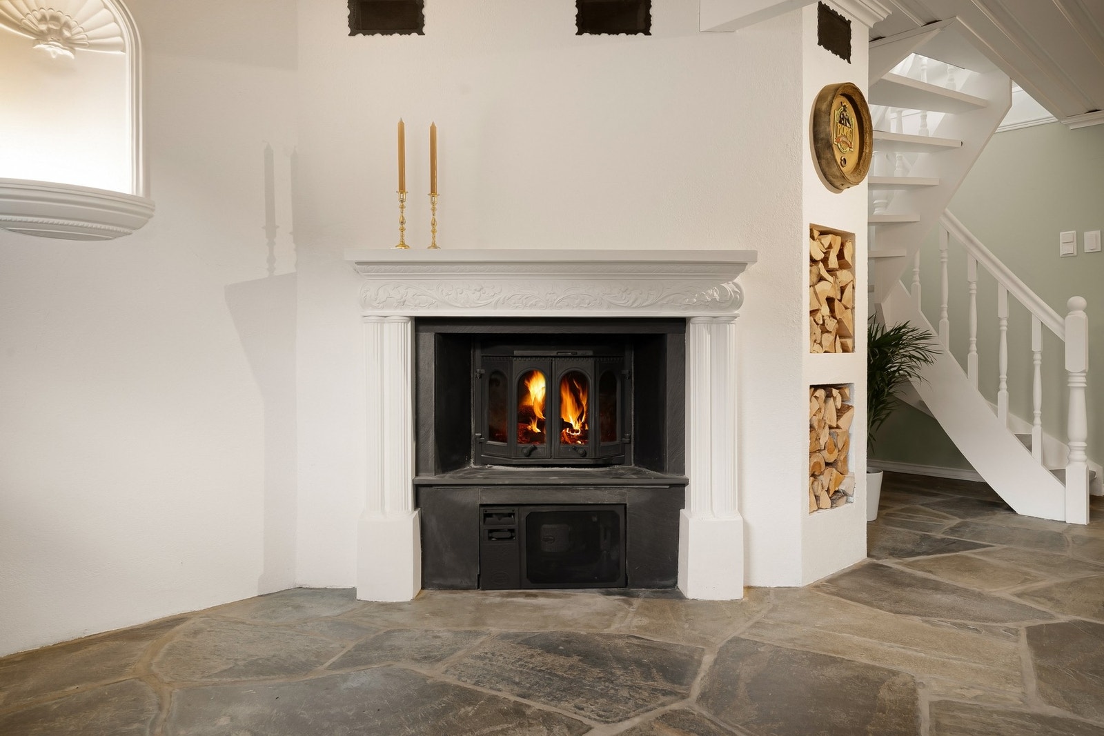 Peisovn. Legg merke til den praktiske oppbevaringen av vedkubber. Galleribilde