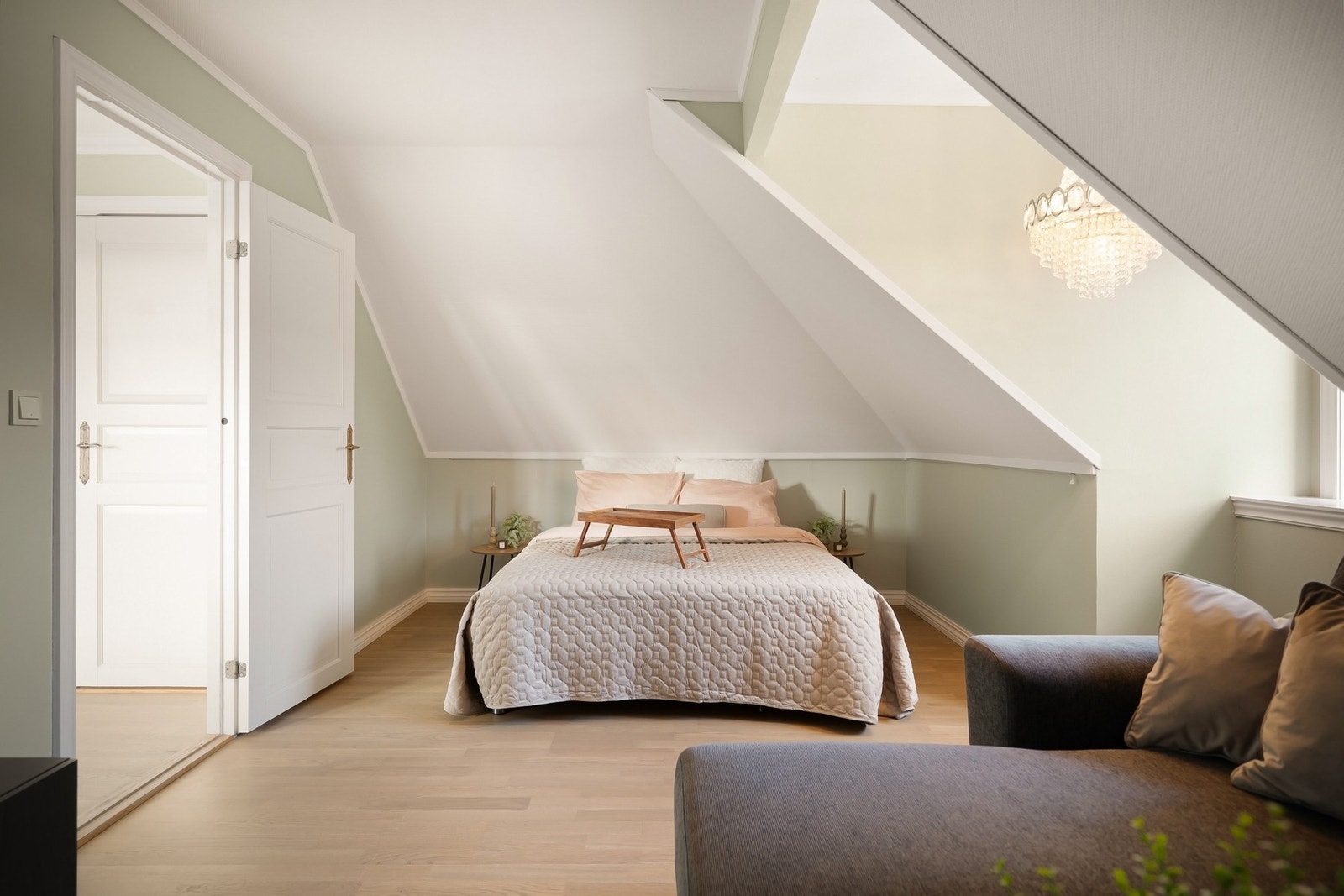 Det er to soverom i boligens 2. etasje, begge har plass til dobbeltseng og nattbord. Galleribilde