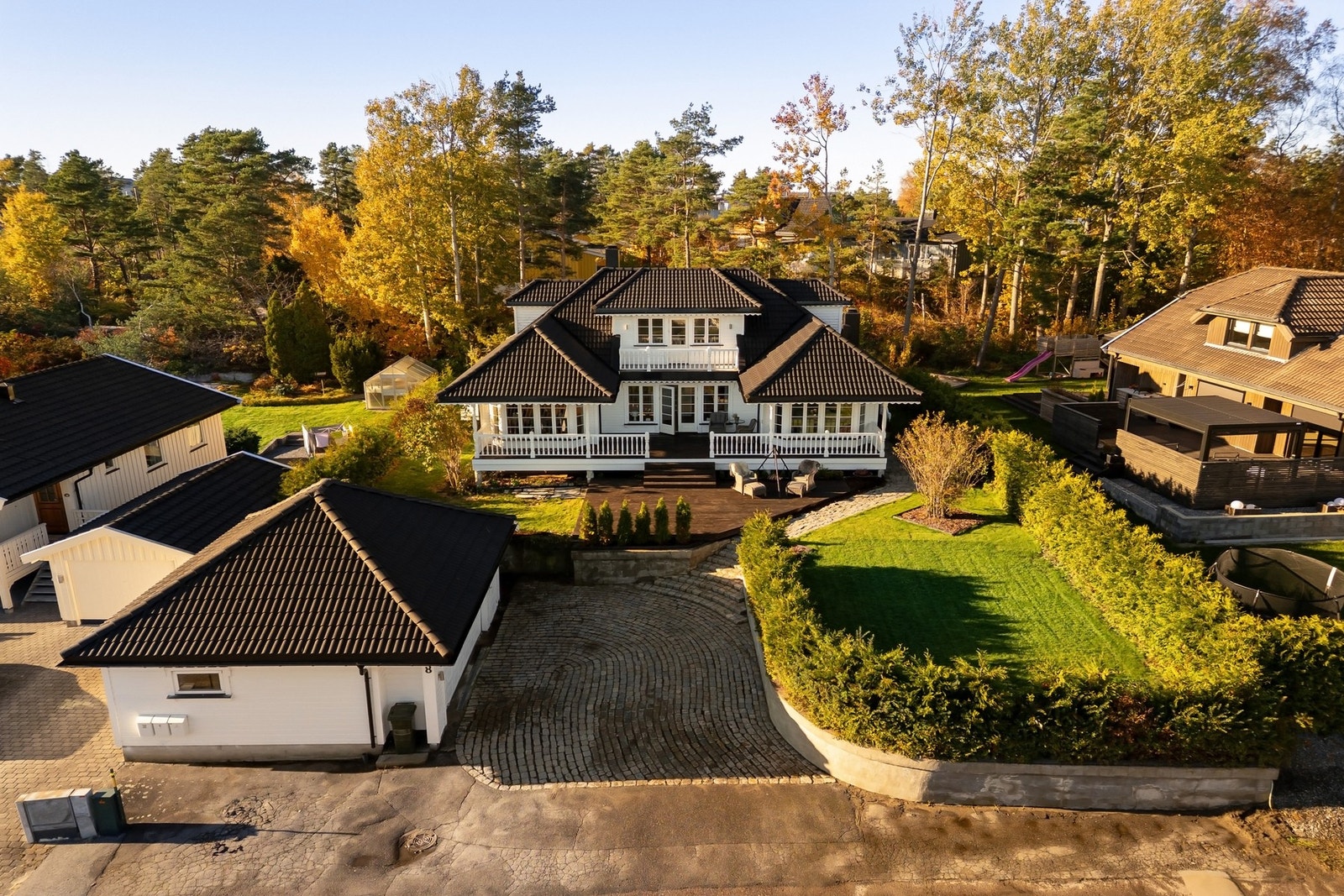 Dobbelgarasje med bodplass, elbillader og automatisk leddport. Galleribilde