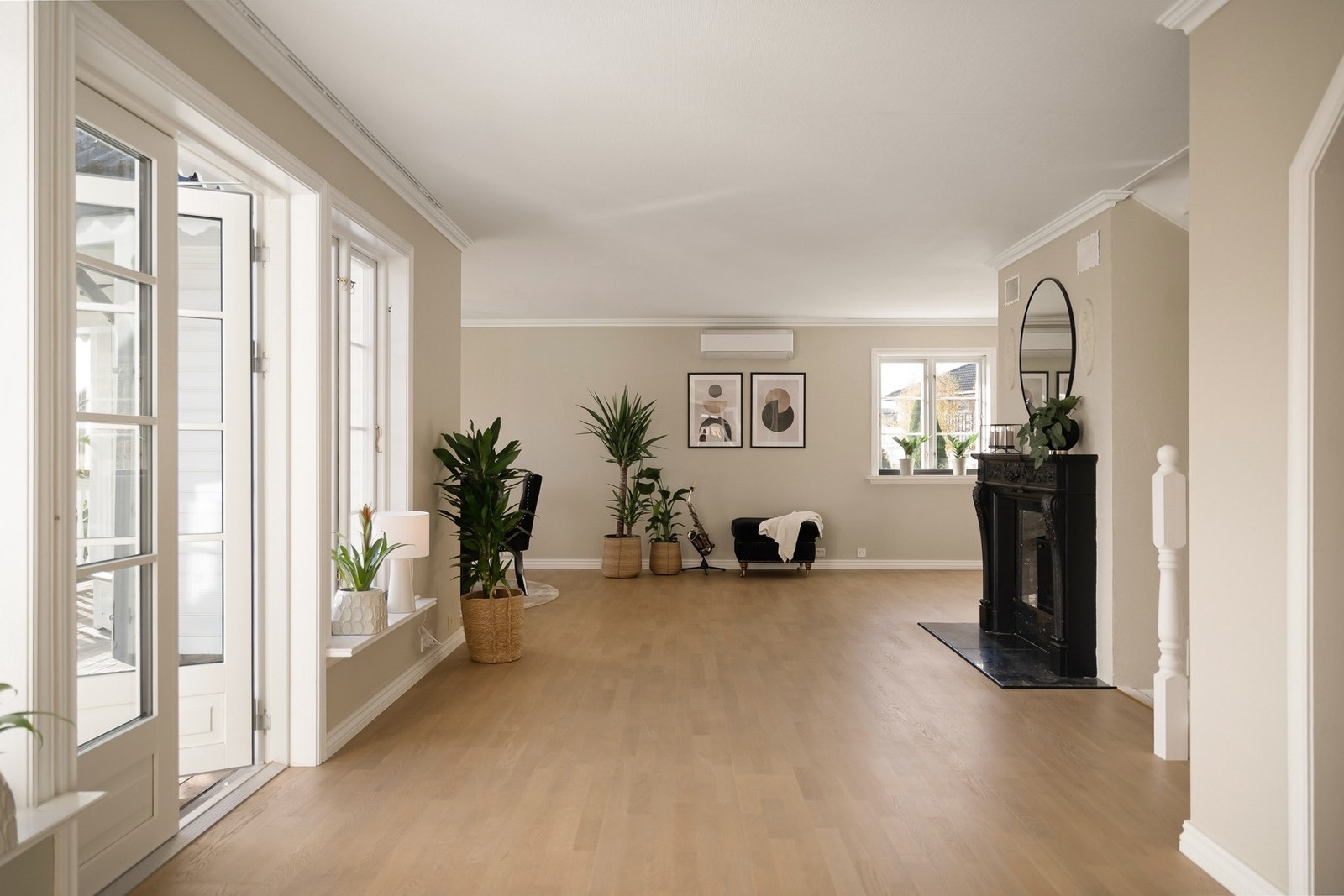 Stuen har både varmepumpe og peis. Galleribilde