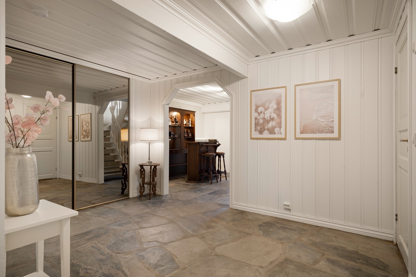 Stor og integrert skyvedørsgarderobe med speil. Galleribilde