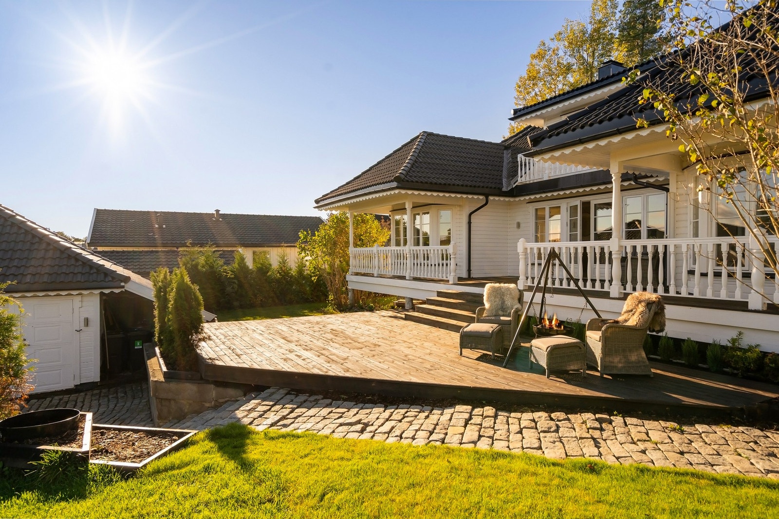 Drømmer du om en herskapelig bolig med plass til hele familien? Denne innholdsrike villaen ligger fint til på Moenfeltet på Begby. Galleribilde