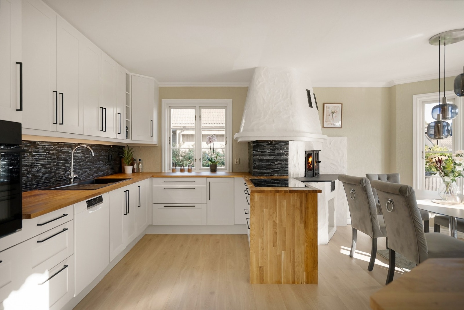 Kjøkkenet har godt med skap- og benkeplass. Galleribilde