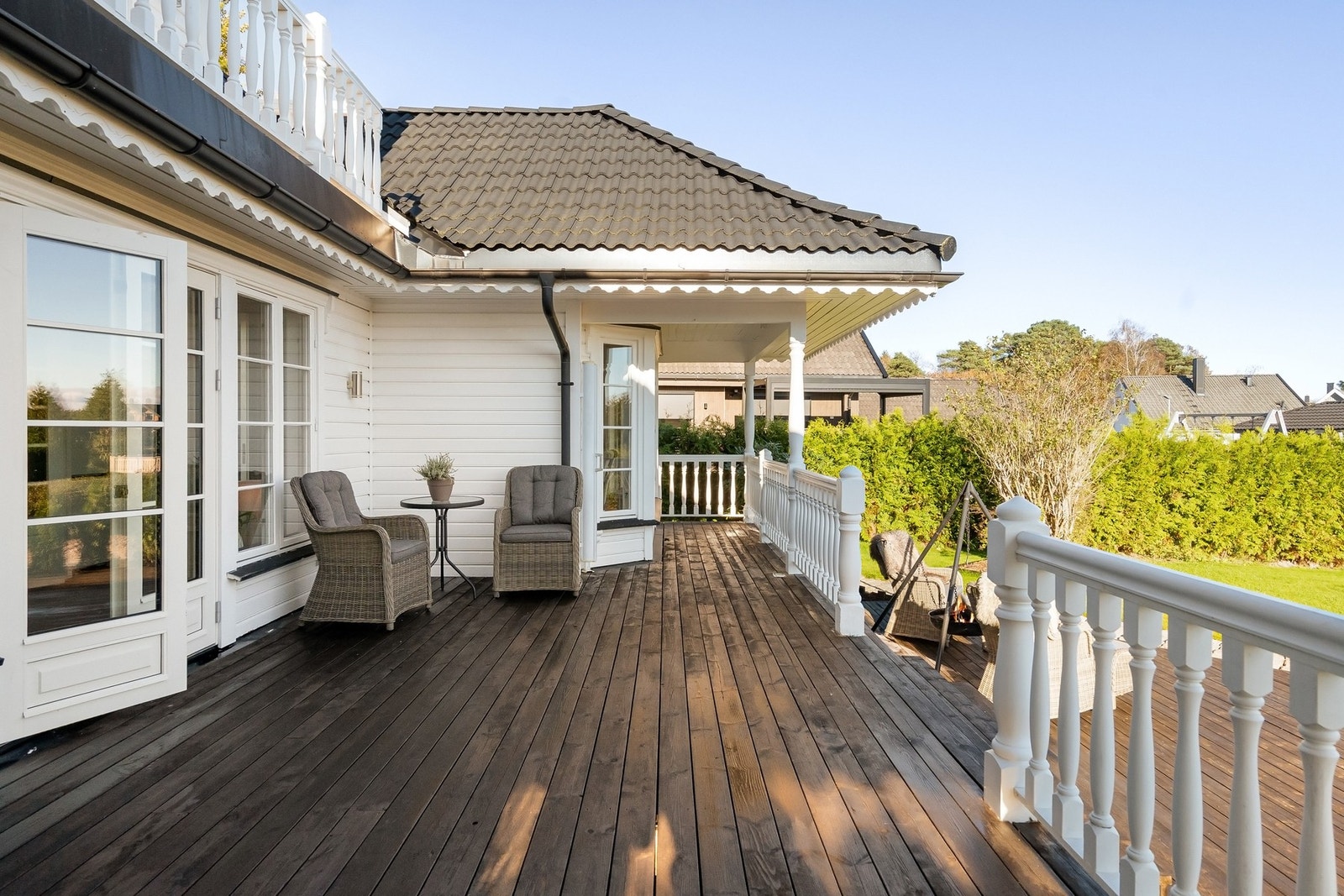 Fra terrassen har man direkte adkomst til hagen. Galleribilde