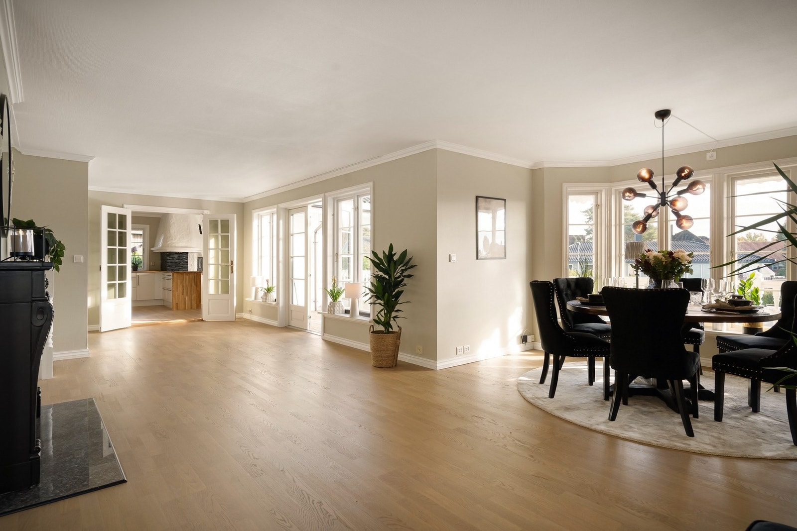 Boligen har god plass til sosiale sammenkomster. Galleribilde