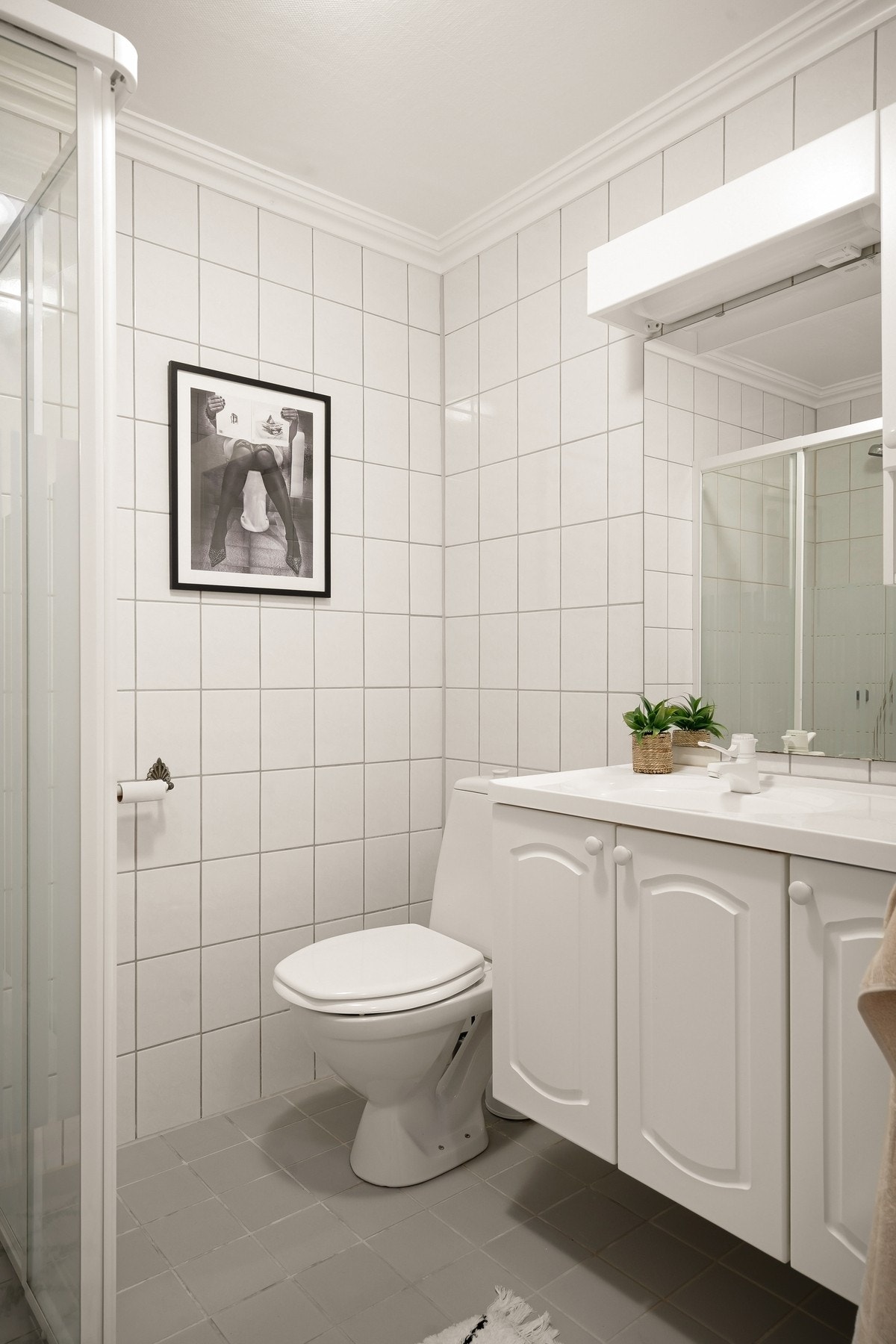 Boligen har totalt tre bad, et i hver etasje. Galleribilde