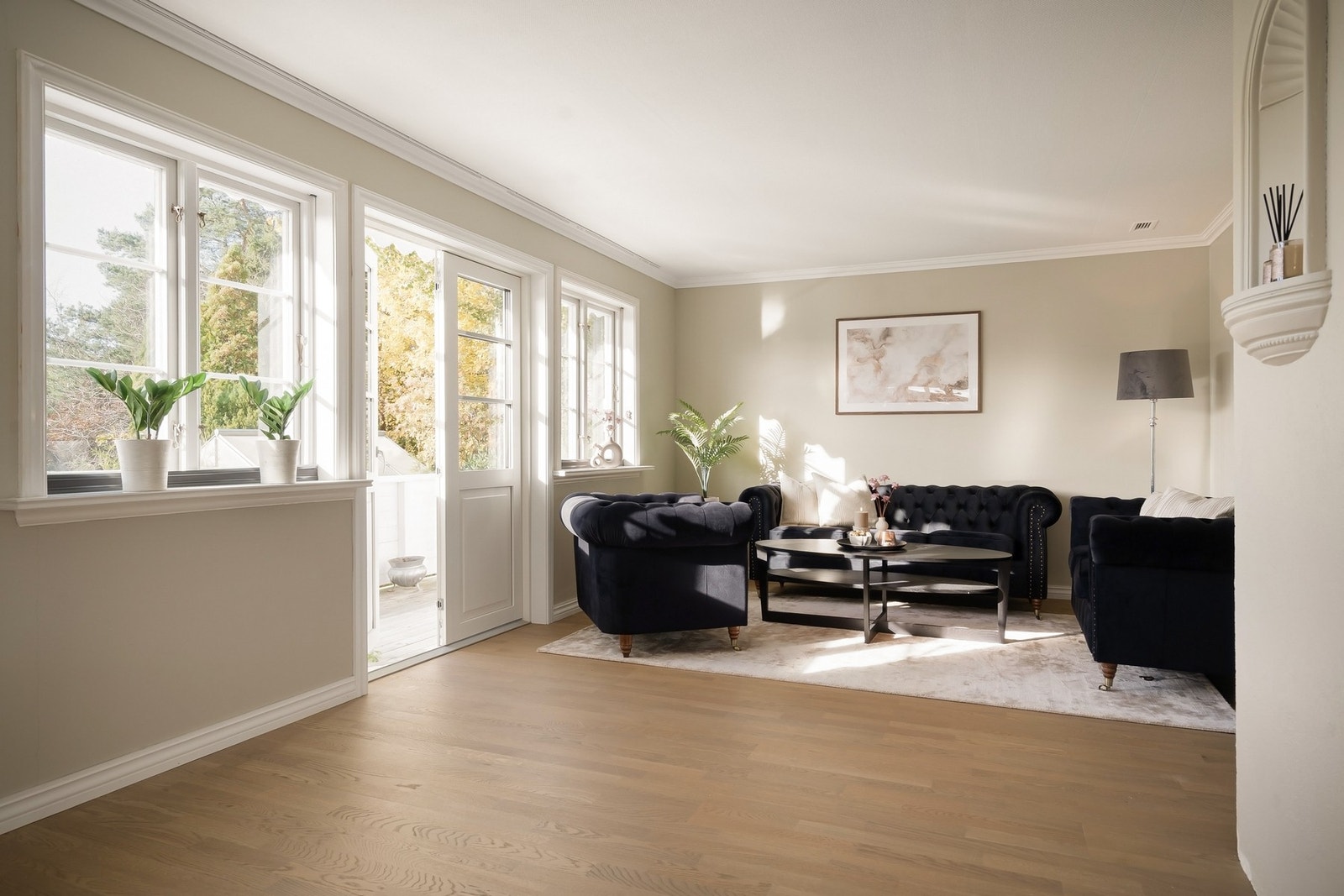 Stuen har en koselig krok hvor det er naturlig å møblere med salong og tv-møblement. Galleribilde