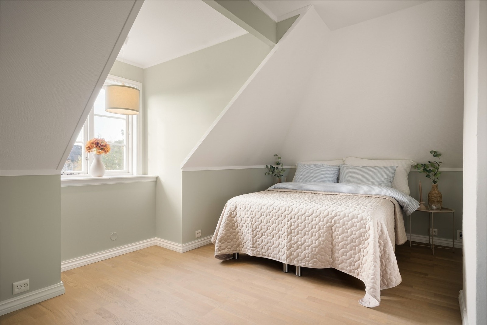 Stilrent soverom med plass til dobbeltseng og nattbord. Galleribilde