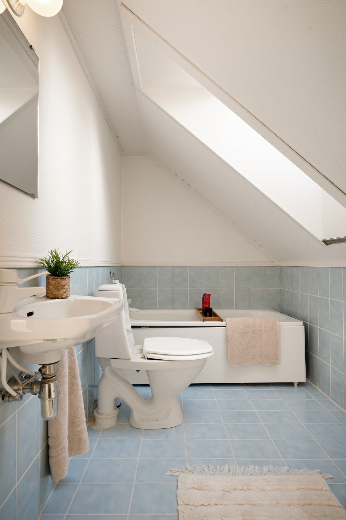 Bad i 2. etasje med badekar, toalett og servant. Galleribilde