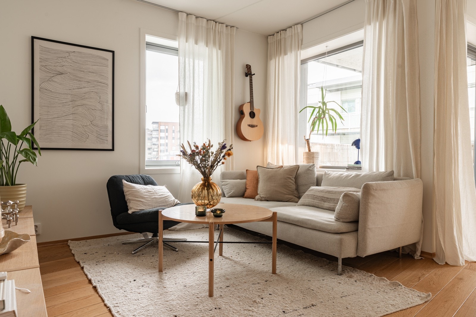 Store vindusflater slipper inn rikelige mengder med naturlig lys i rommet.