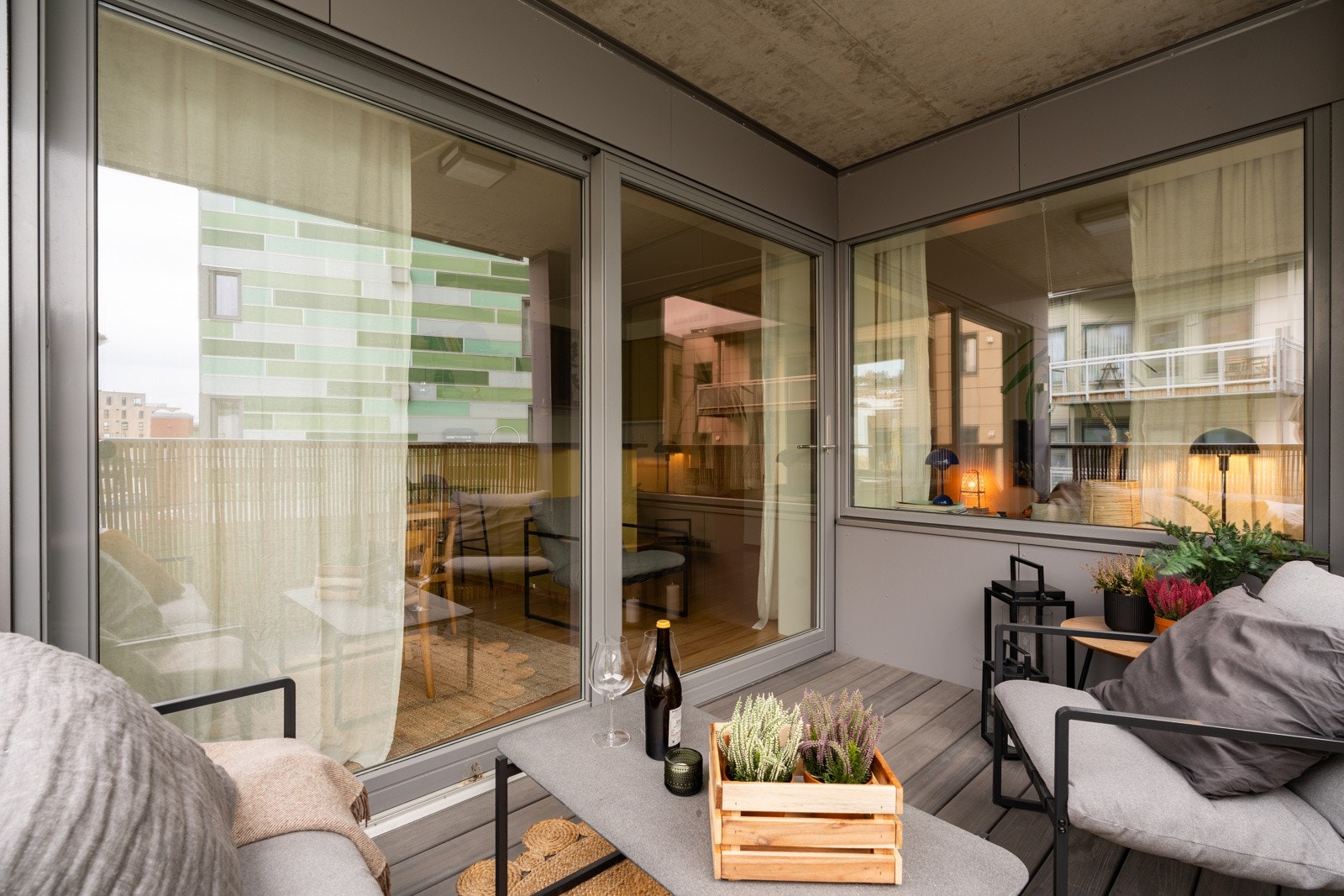 Her er det herlige solforhold, og god plass for utemøbler. Verandaen er overbygd, noe som gjør den svært bruksvennlig.