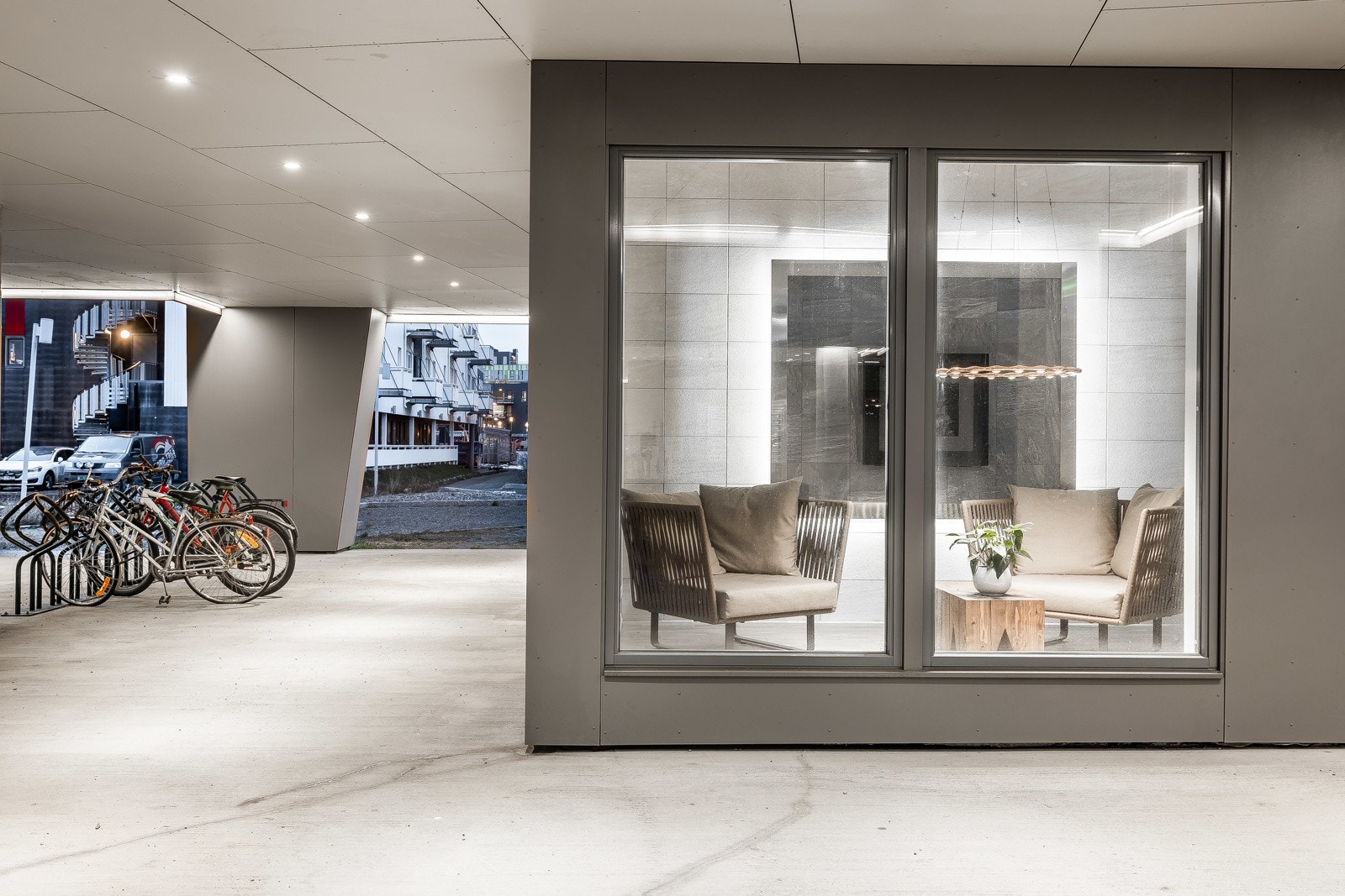 Sameiet "På Kanten" framstår eksklusivt og ligger helt nede ved sjøen, med brygge i front.