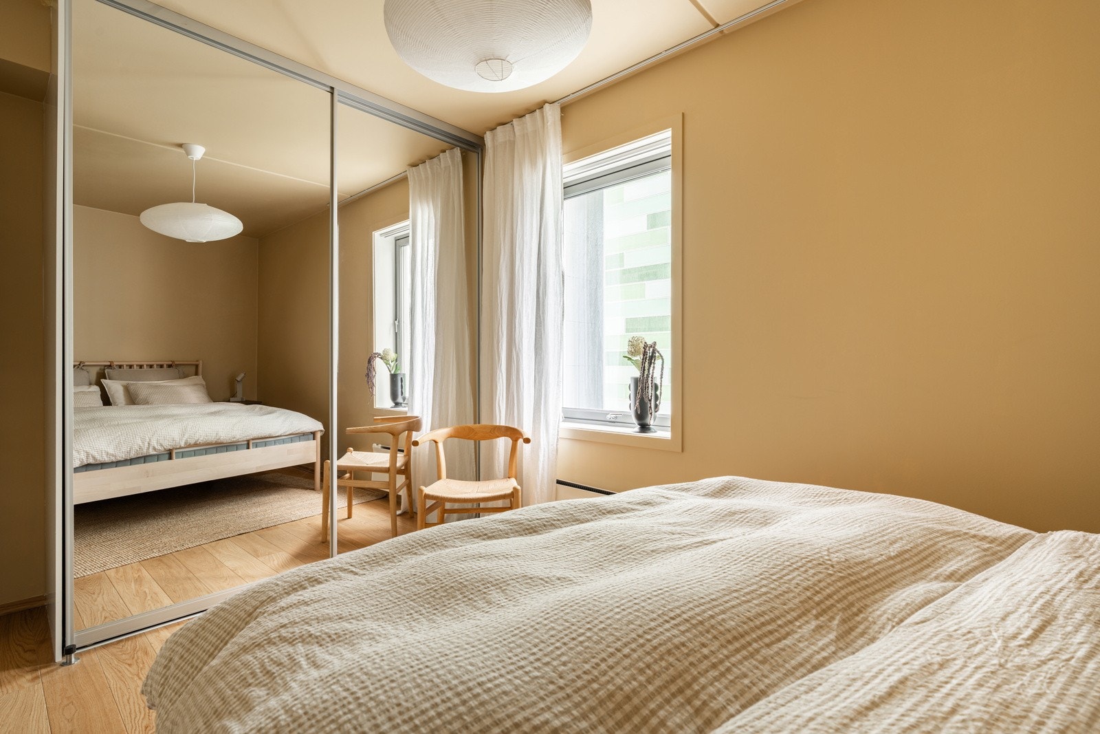 Det er satt inn en stor skyvedørsgarderobe på soverommet som bidrar til god lagringsplass.