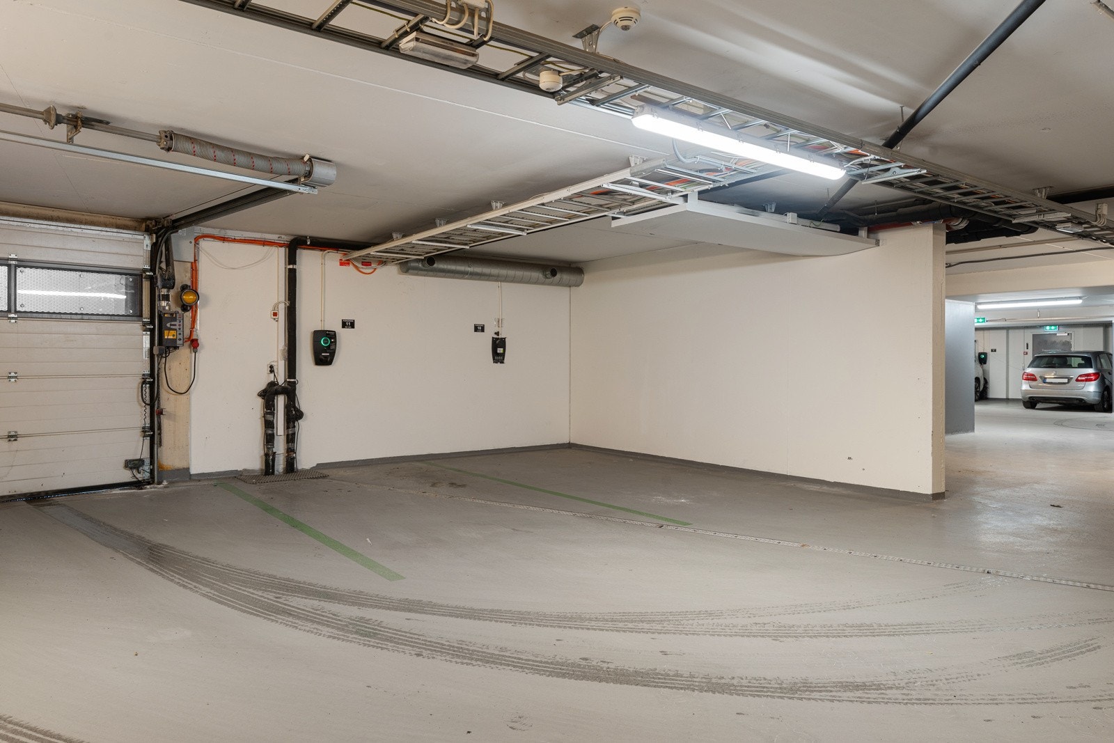 Leiligheten har fast parkeringsplass i parkeringsanlegg. I tillegg har man en sportsbod i samme etasje.