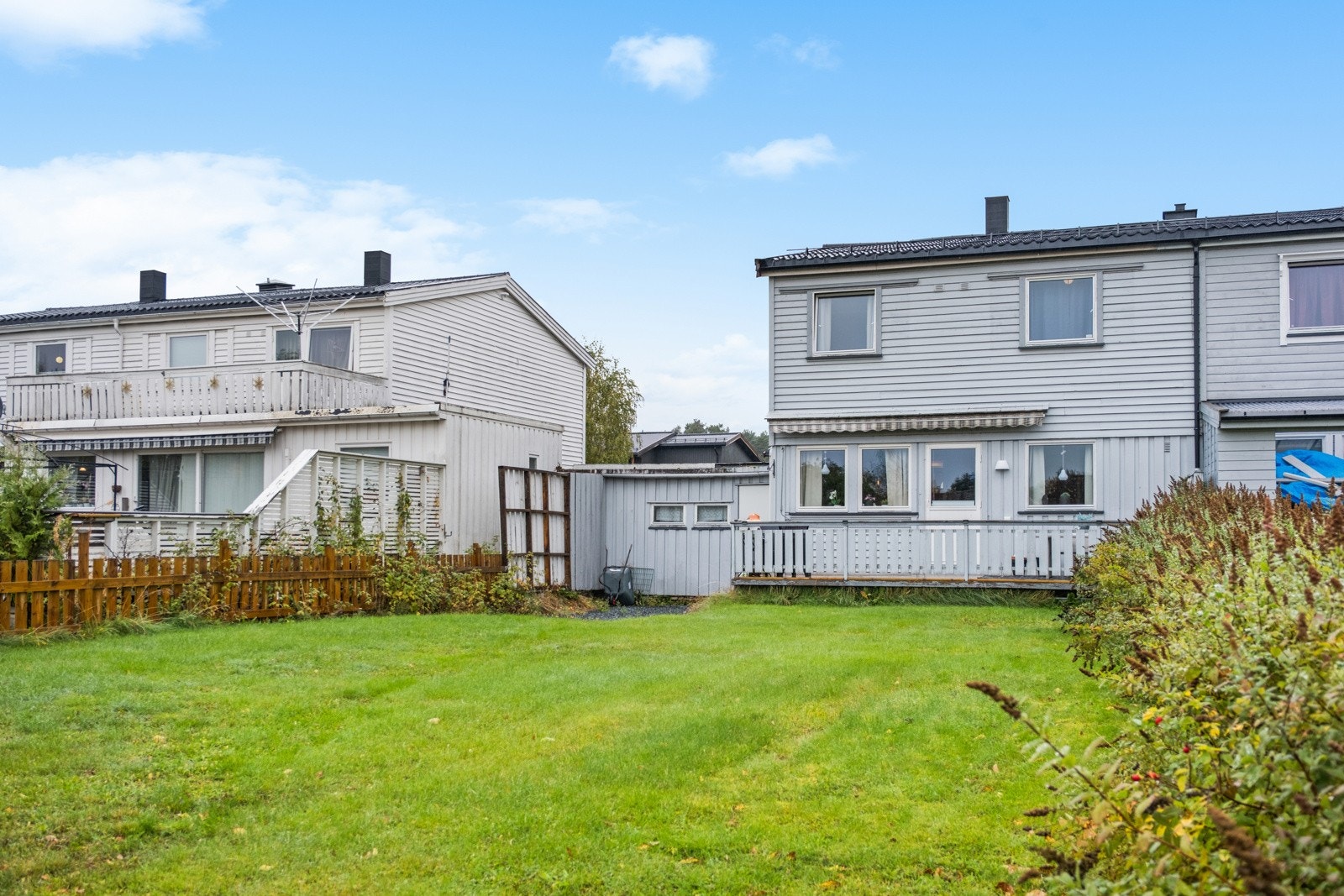 Veletablert boligområde med kort vei til skole, barnehage og sentrum er dette en eiendom passende for en barnefamilie så vel som enslige. Galleribilde