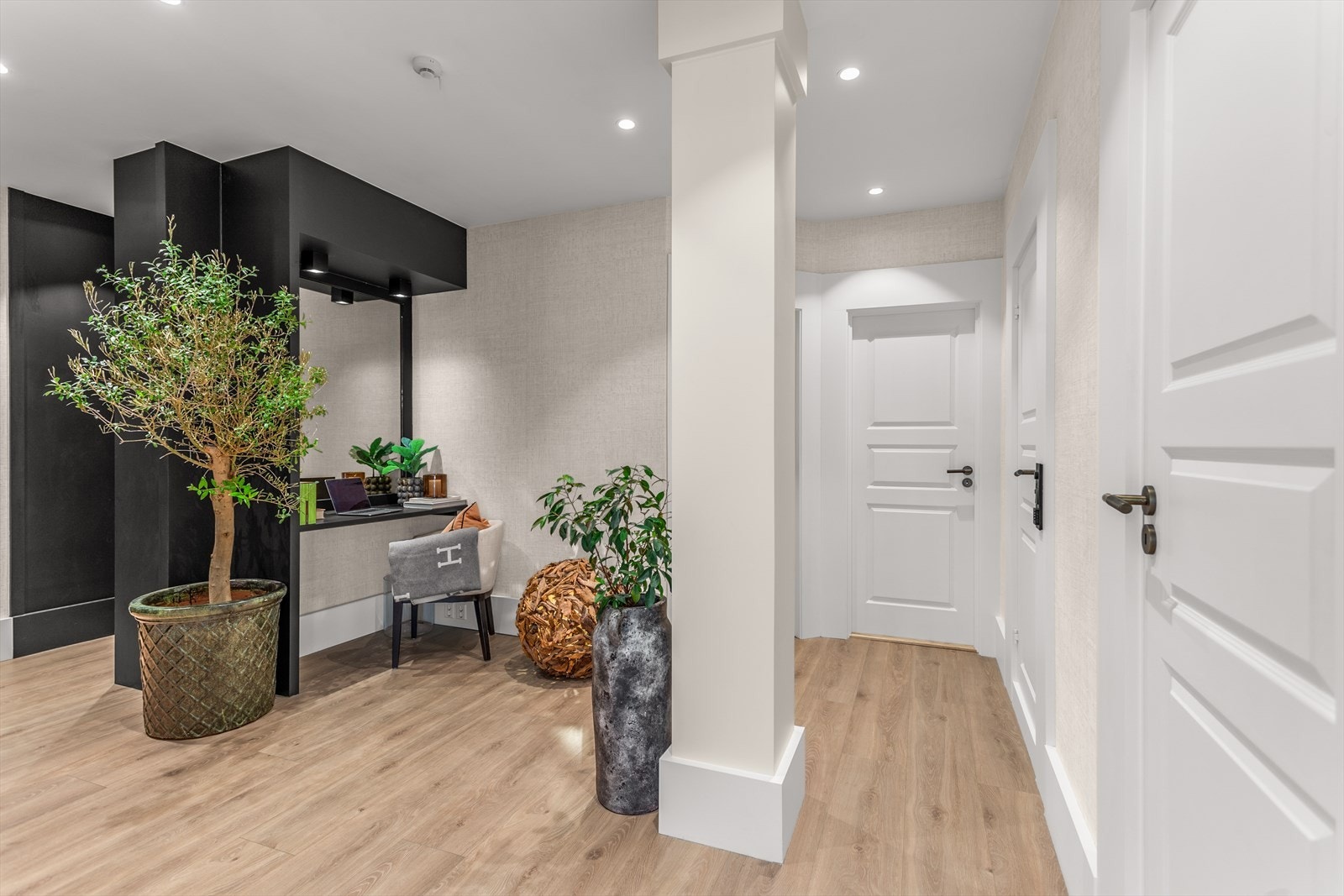 Stor og innbydende hall med kontornisje Galleribilde