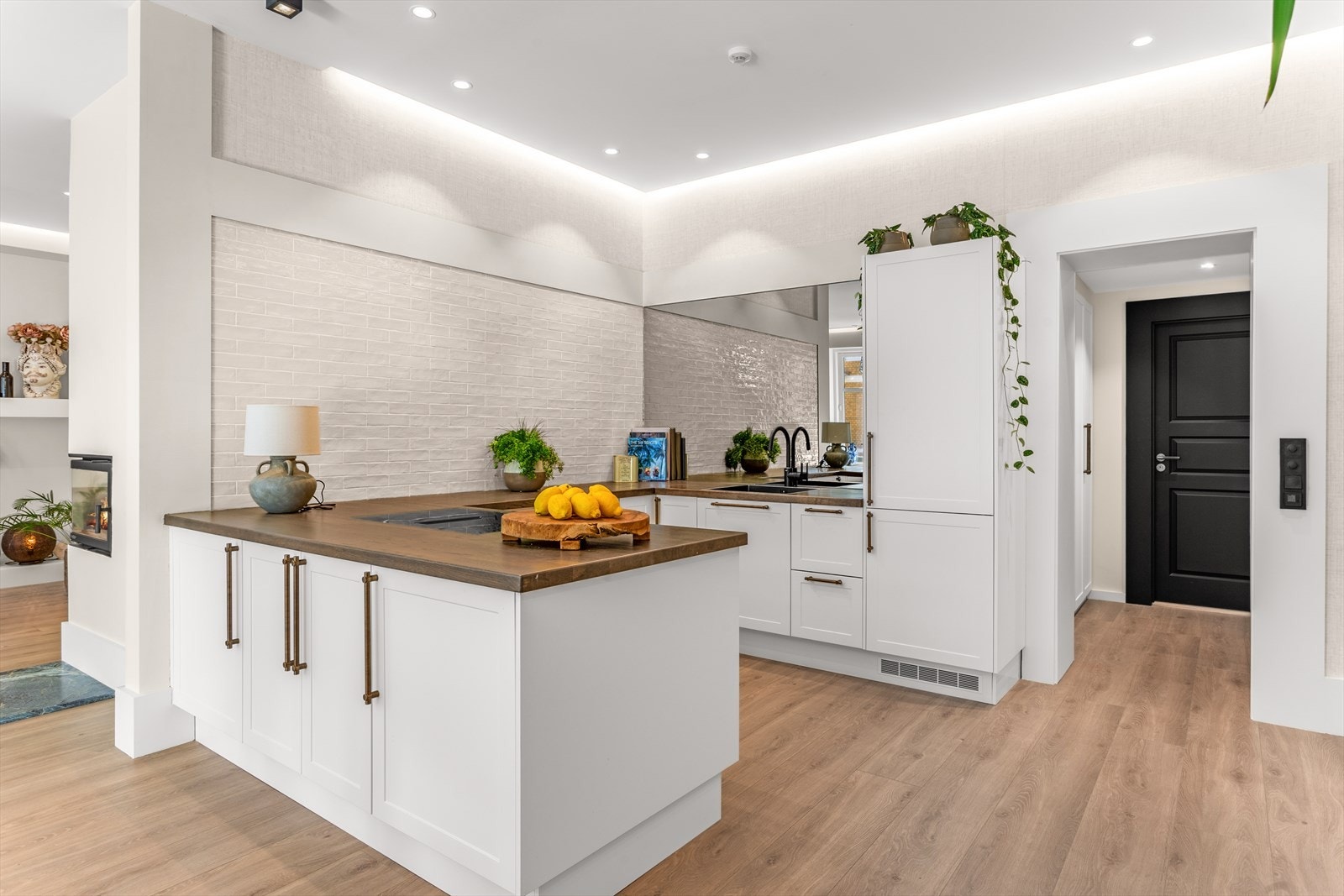 HTH-kjøkkeninnredning med speil -og flislagte veggflater (2025) samt integrerte hvitevarer Galleribilde