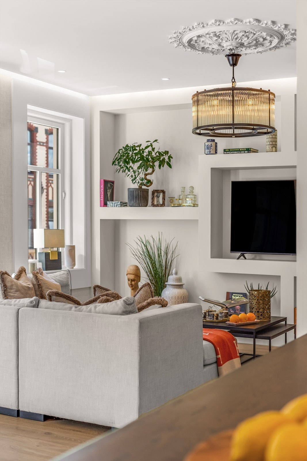 Rosett i tak og indirekte lys fra himlingen gir et klassisk uttrykk samt god atmosfære i rommet Galleribilde