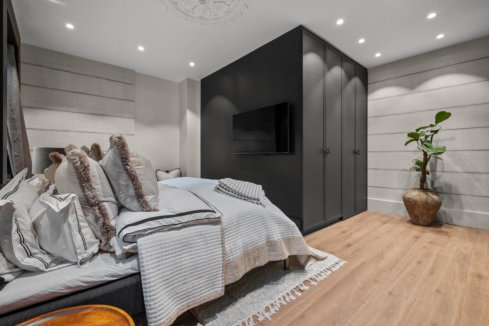 En av garderobedørene skjuler døren ut til baktrappen. Det er i tillegg flatskjerm vis-a-vis sengen Galleribilde