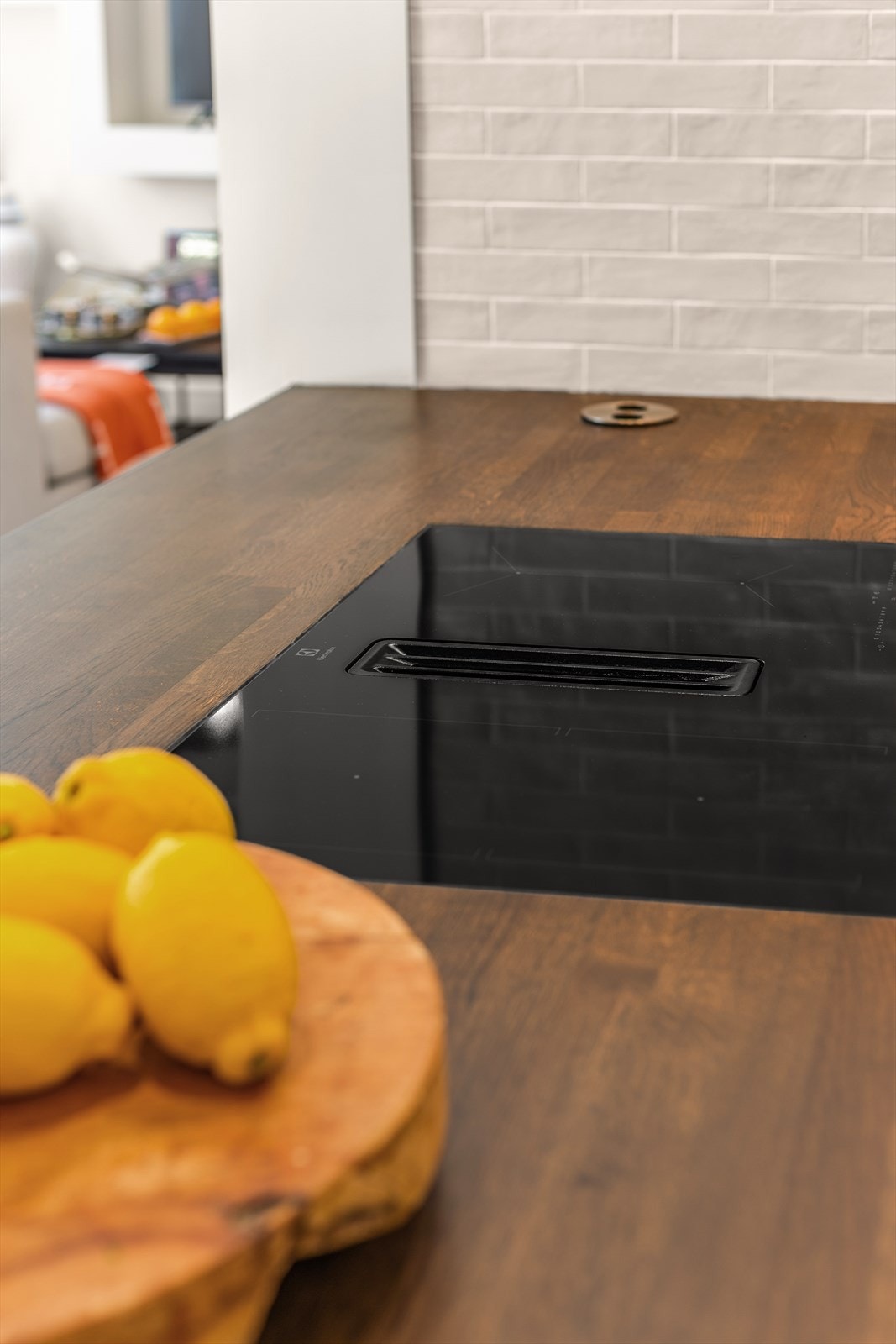 Heltre benkeplate en fin kontrast til den flislagte (2025) veggen Galleribilde