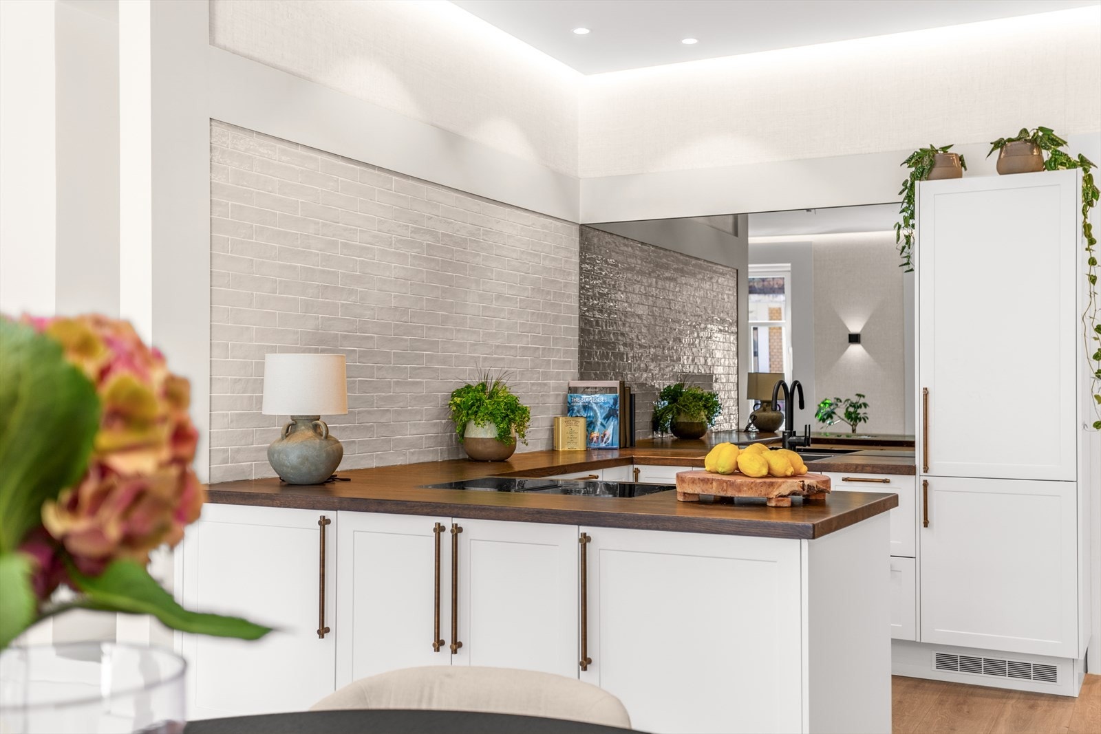 Åpen kjøkkenløsning mot spisestuen gir en sosial møteplass Galleribilde