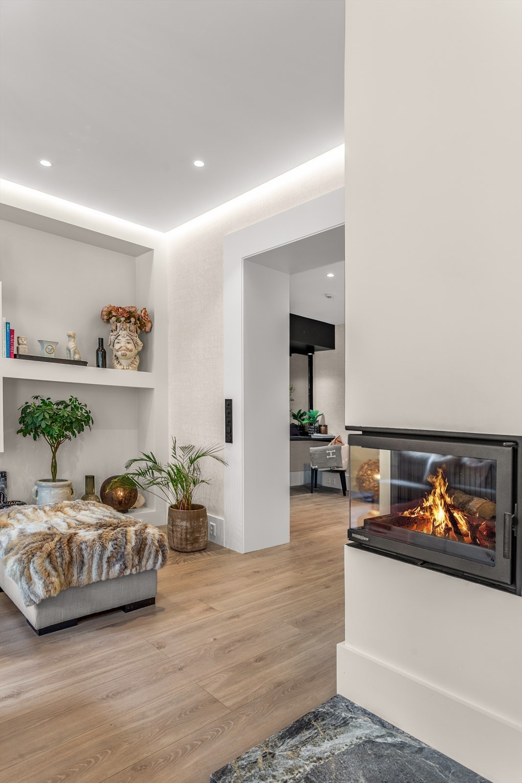 Tenk så herlig å ha tilgang til peis fra både stuen og spisestuen Galleribilde