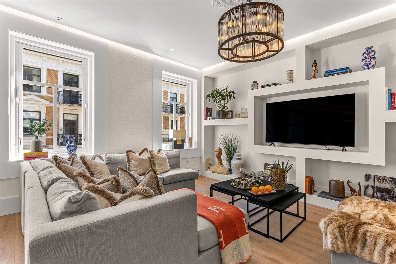 Raffinert og lekkert interiør omkranset av en monokrom tilnærming på listverk, tak, vegger og gulv Galleribilde