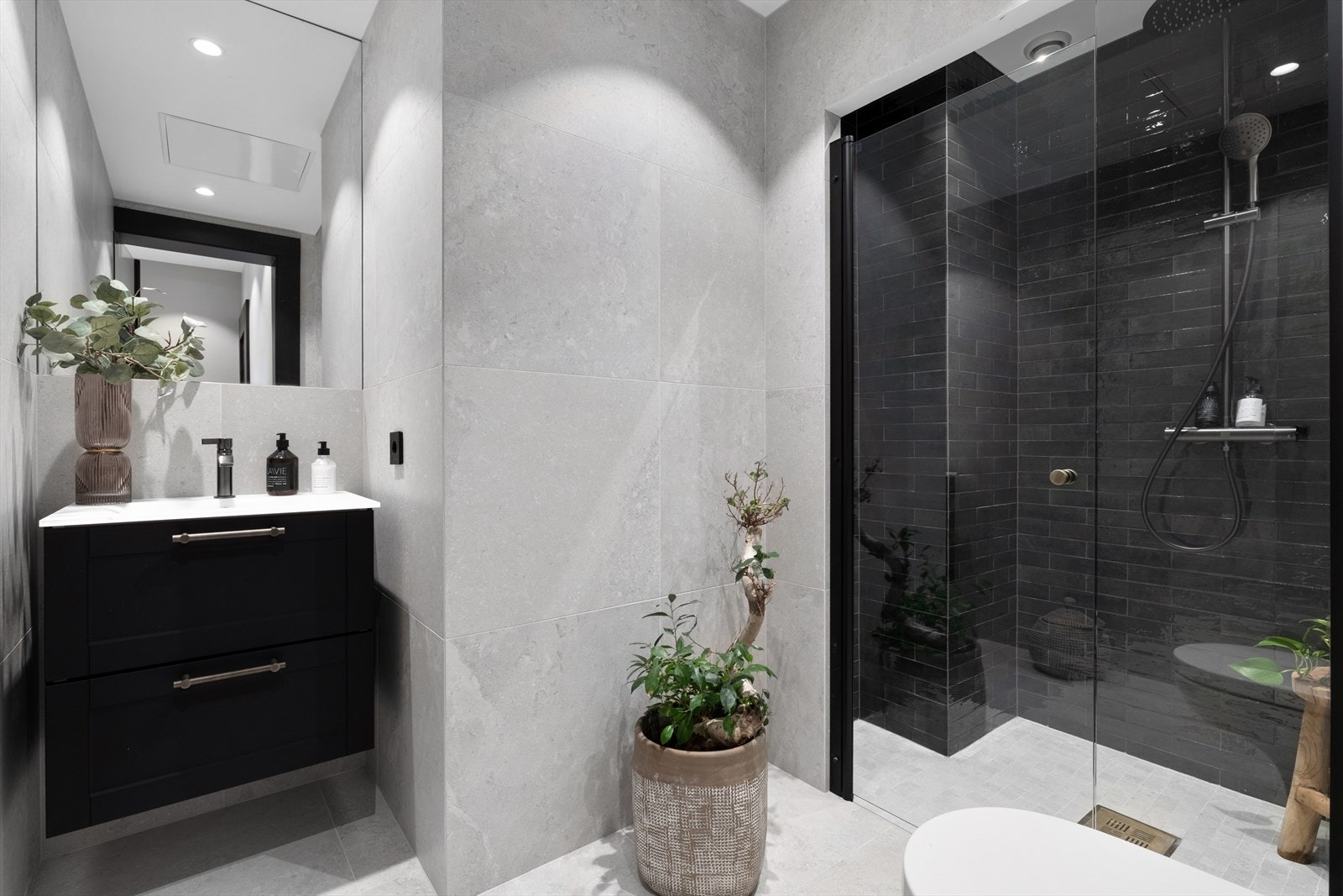 Boligens andre bad med samme gode kvalitet, praktisk løsning og moderne uttrykk Galleribilde