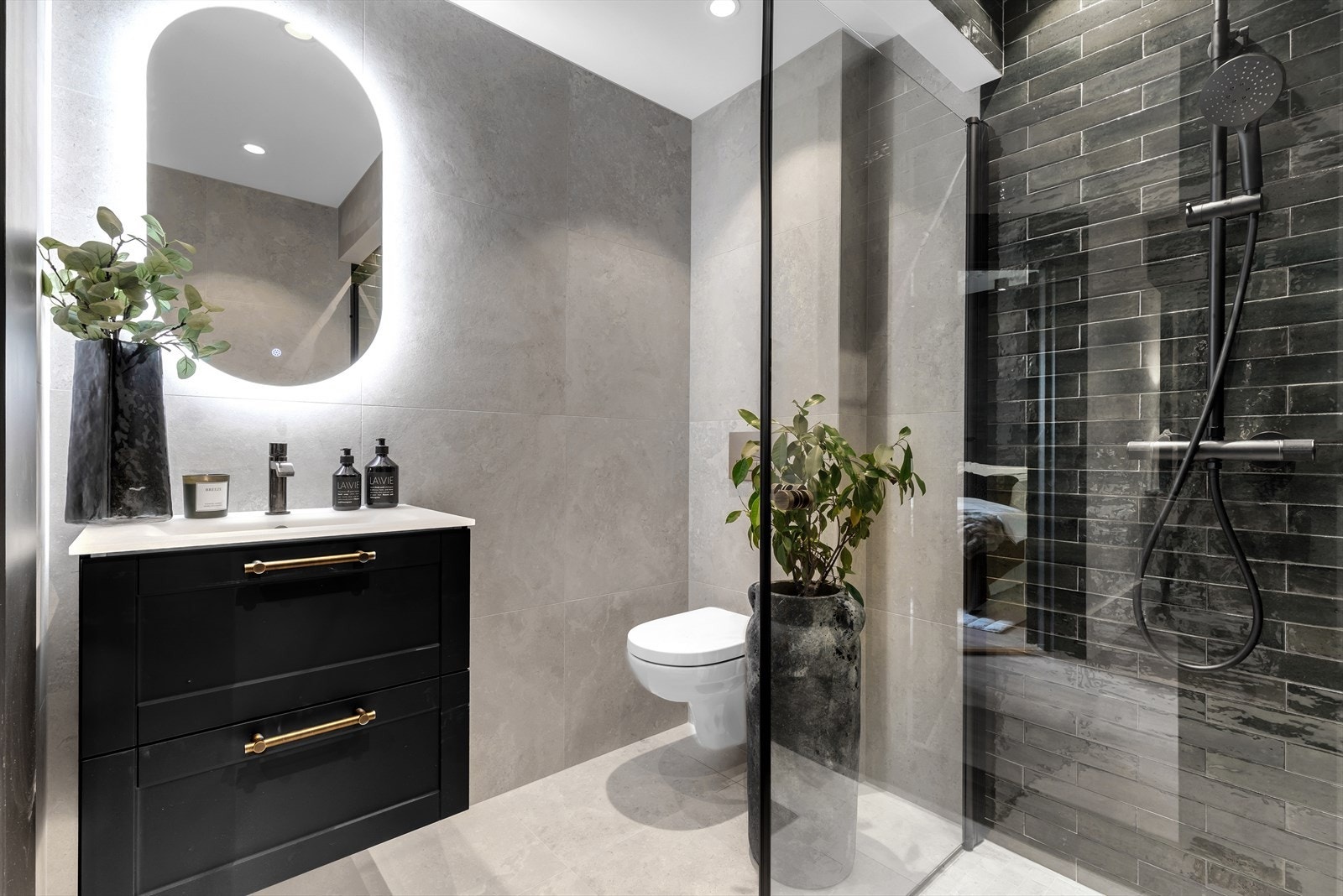 Gjestebad med adkomst fra hall og ligger vegg-i-vegg med rom som innehar varmtvannsbereder og opplegg til vaskesøyle Galleribilde