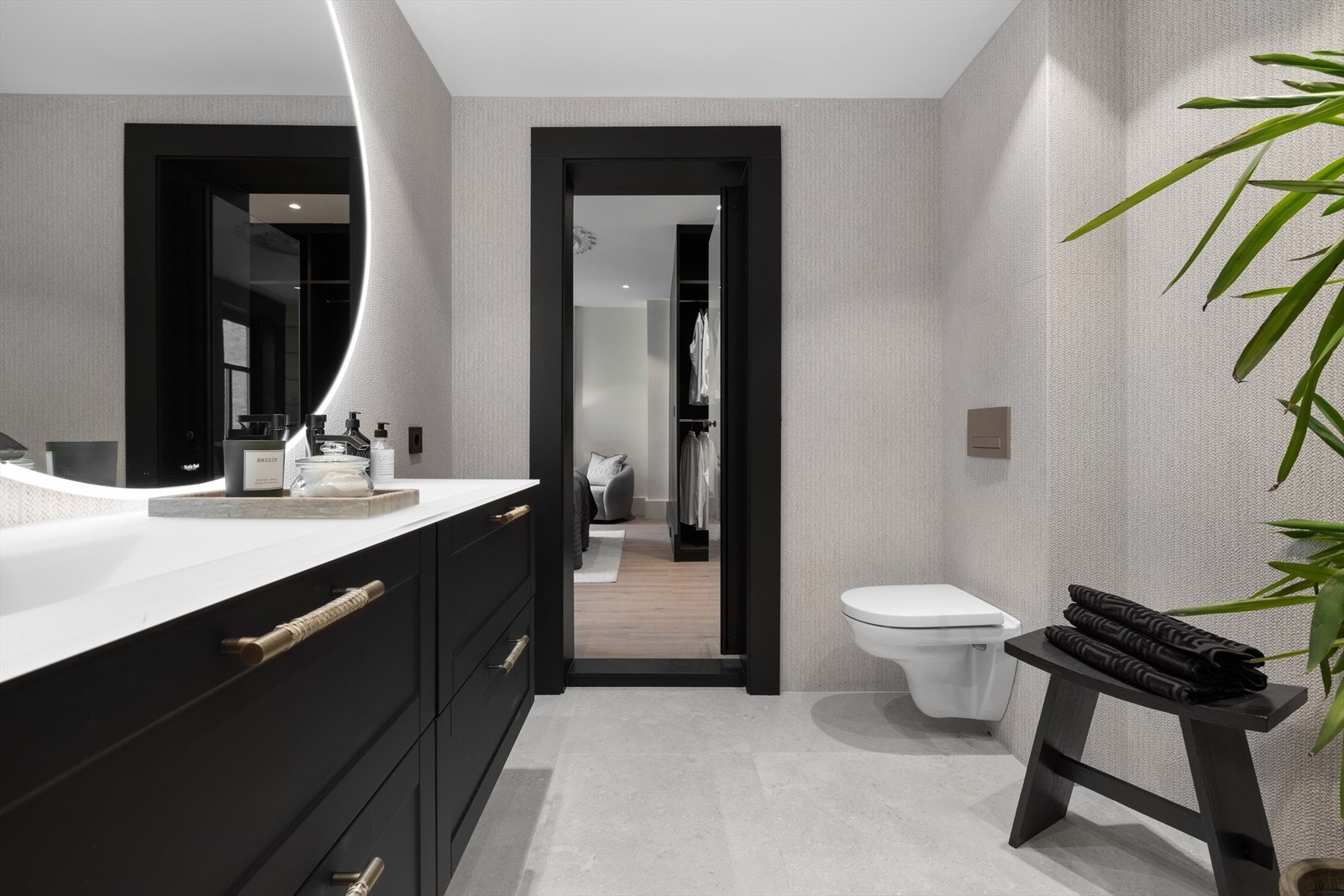 Med glassdør mellom soverom/bad. Legg merke til de spesialbestilte flisene fra Italia med struktur, lekkert. Galleribilde